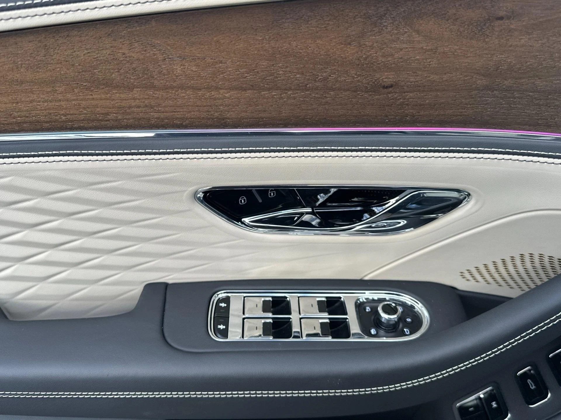 mph013_3284891232_New_2026_Bentley_Flying_Spur_1760604619_34bbf2cdea