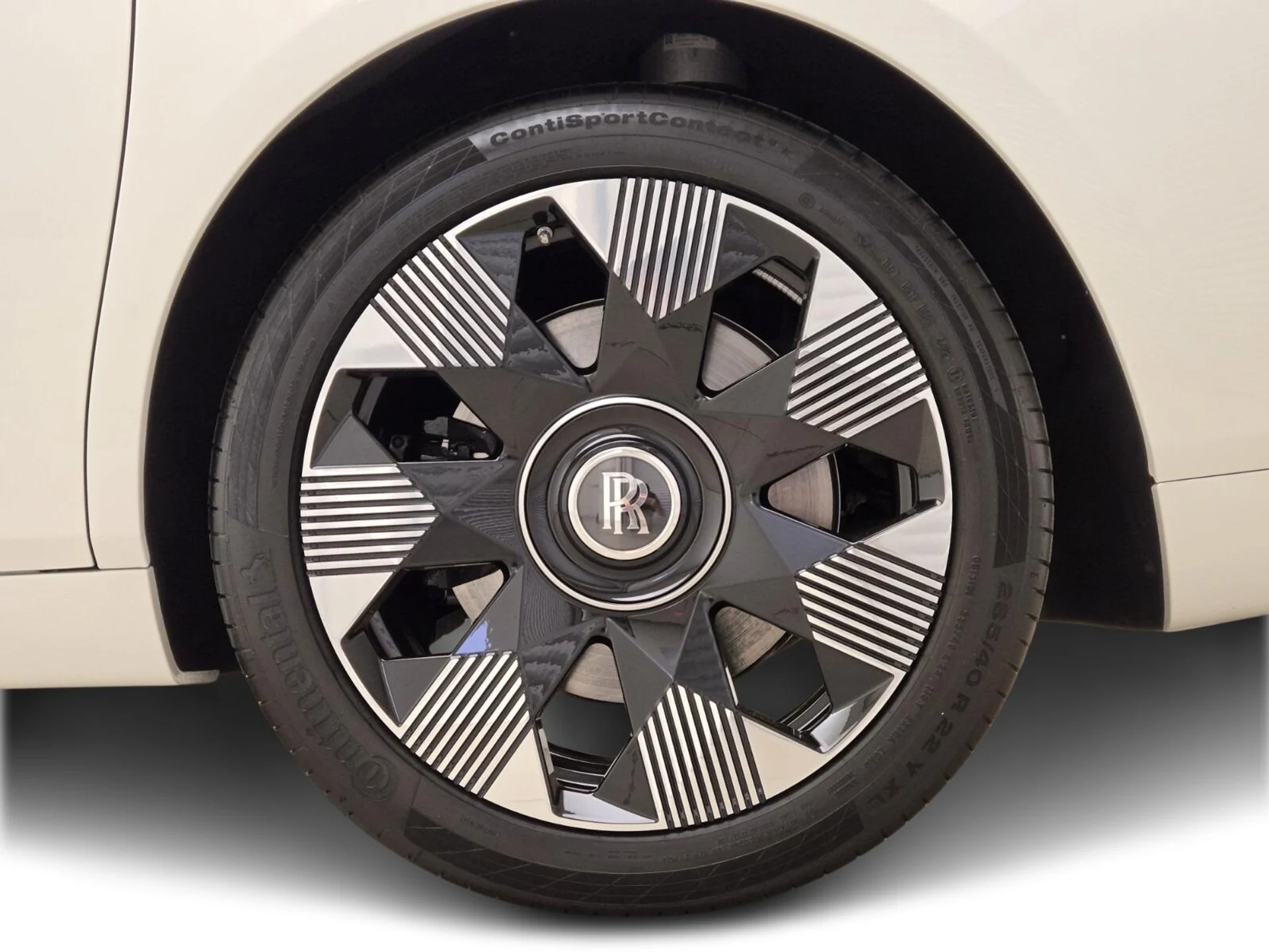 mph013_3291953371_Used_2023_Rolls_Royce_Phantom_1755413481_c32ca90671
