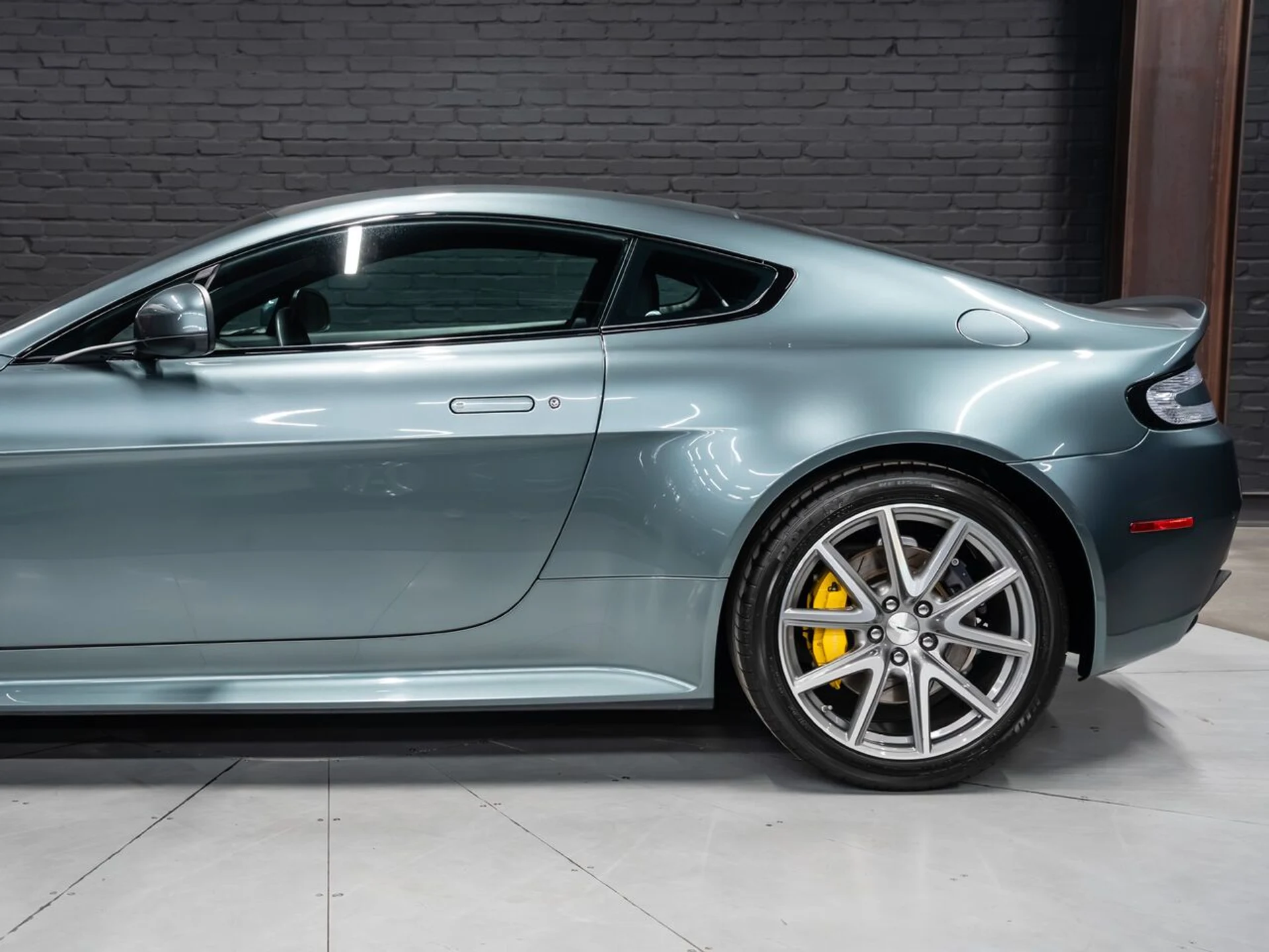 mph013_3296762392_aston_martin_v8_vantage_2015_9b5d2ced4a