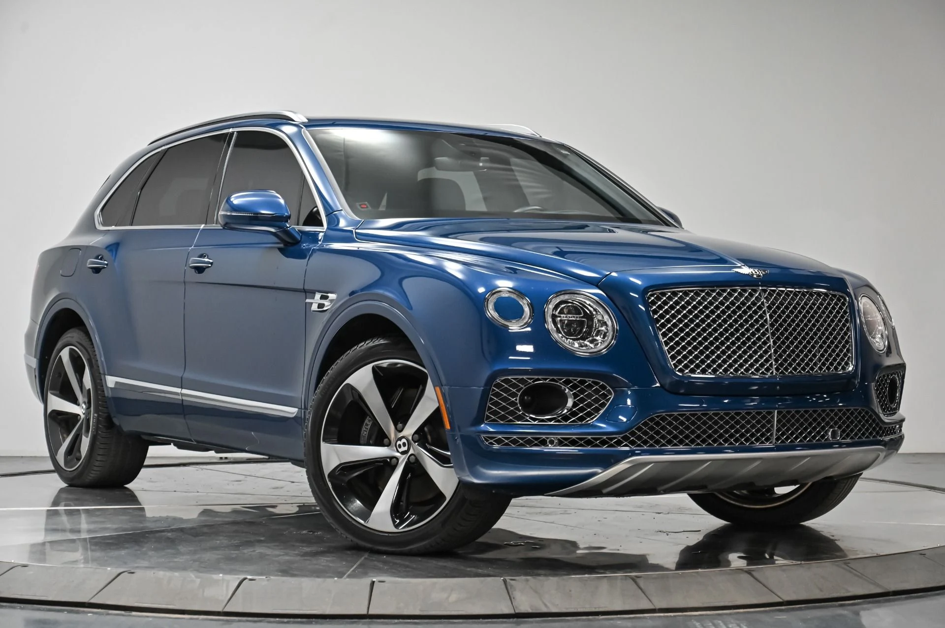mph013_3297019320_Used_2018_Bentley_Bentayga_W12_1758835166_570f424eb1