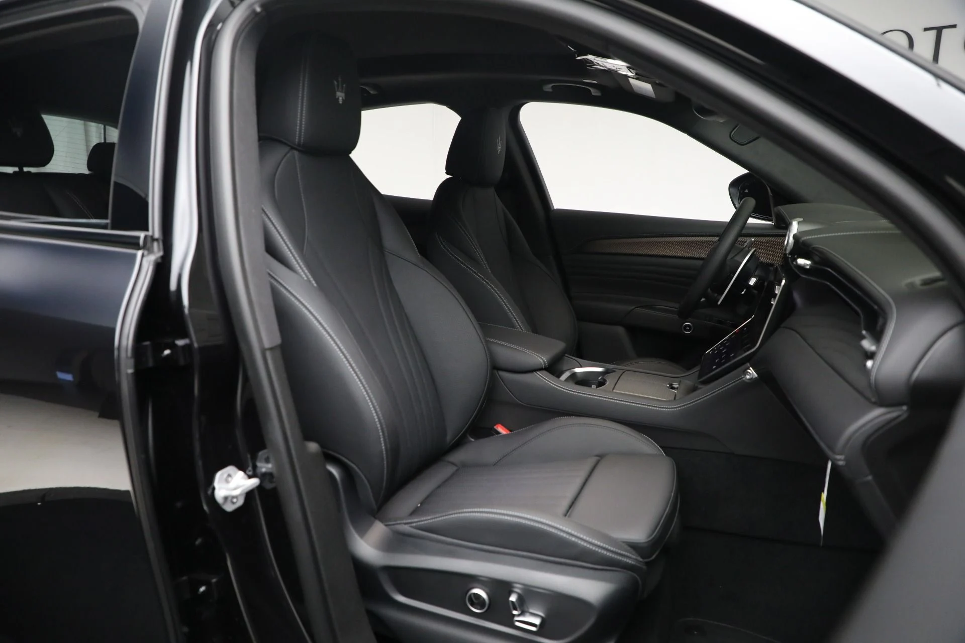 mph013_3298602508_New_2025_Maserati_Grecale_Folgore_8d642a65f0