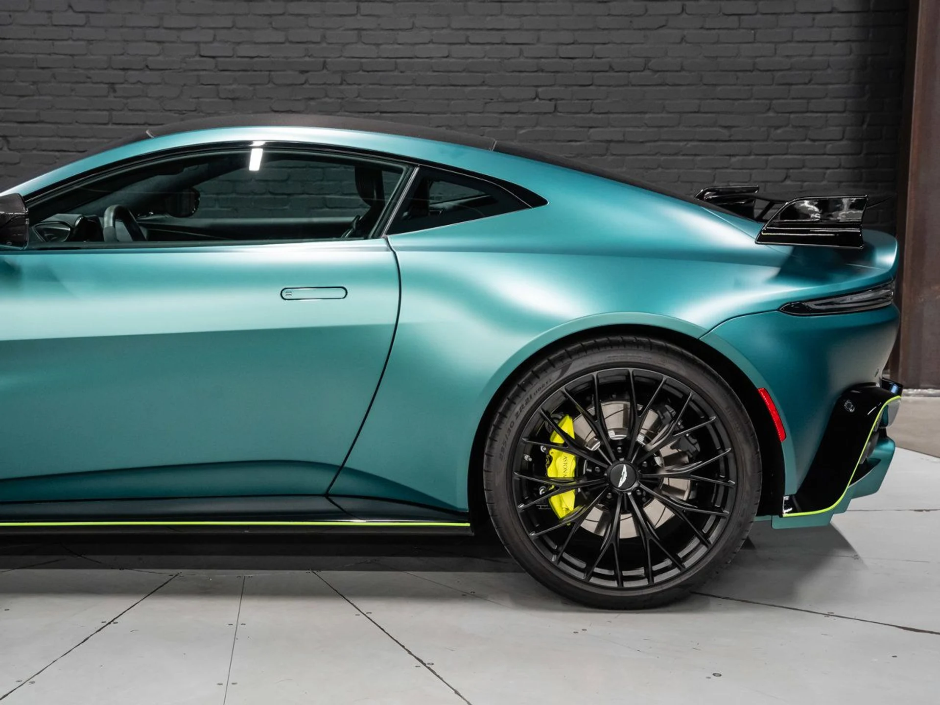 mph013_335525169_aston_martin_vantage_2023_fa69589ff0