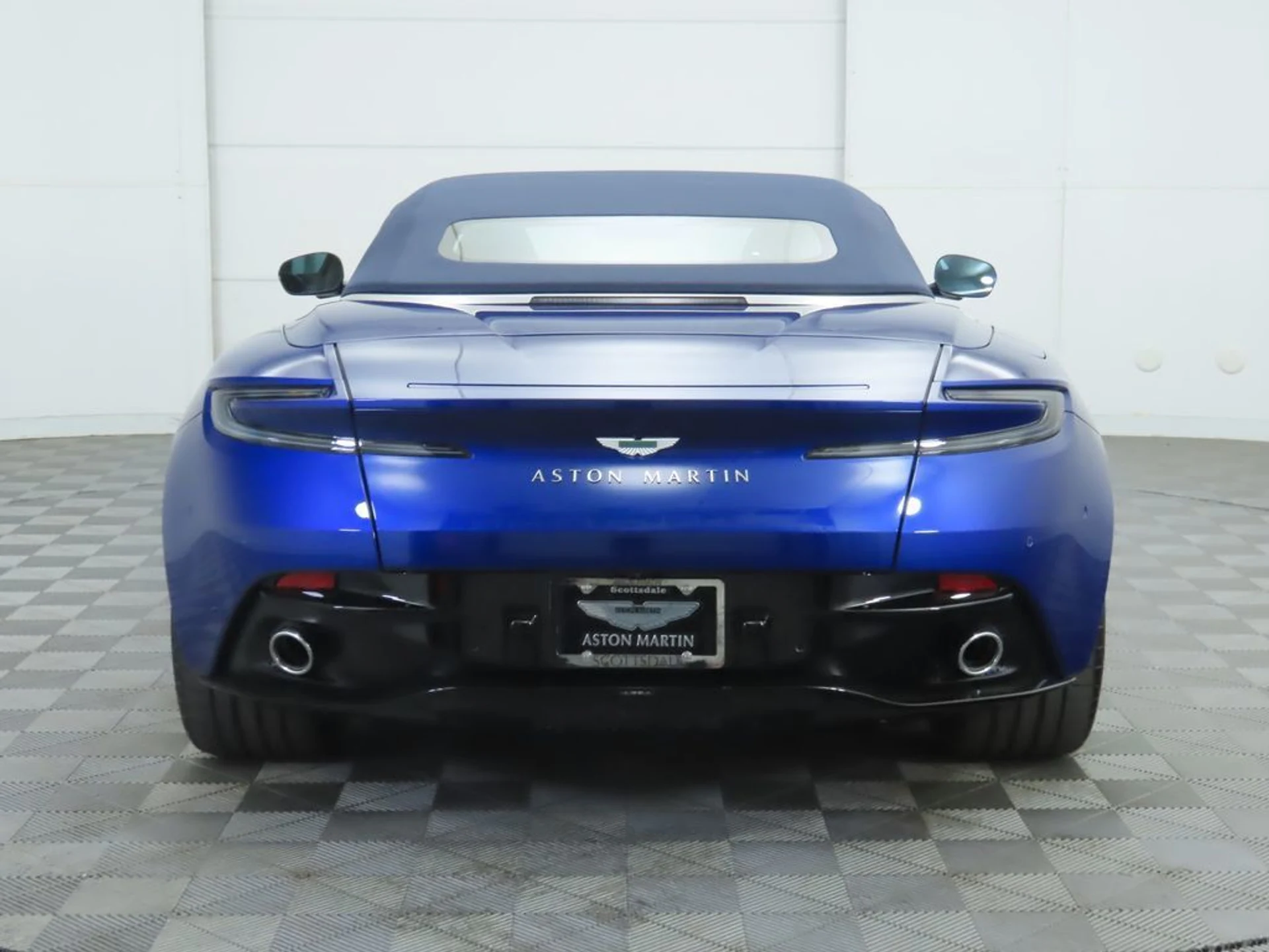 mph013_3366861639_used_2026_aston_martin_db12_volante_8119_23037586_14_1024_22377ccc9e