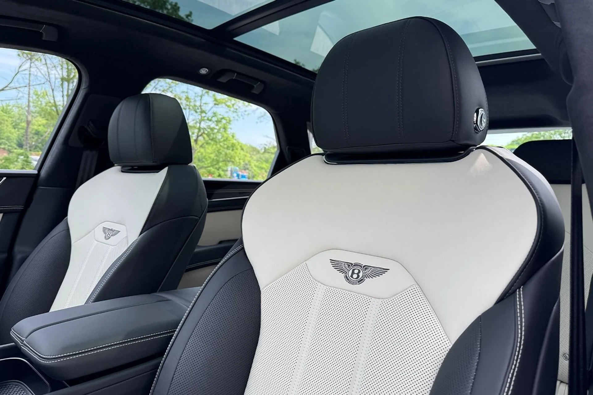 mph013_3377866545_New_2025_Bentley_Bentayga_V8_1771244651_72765d97ec