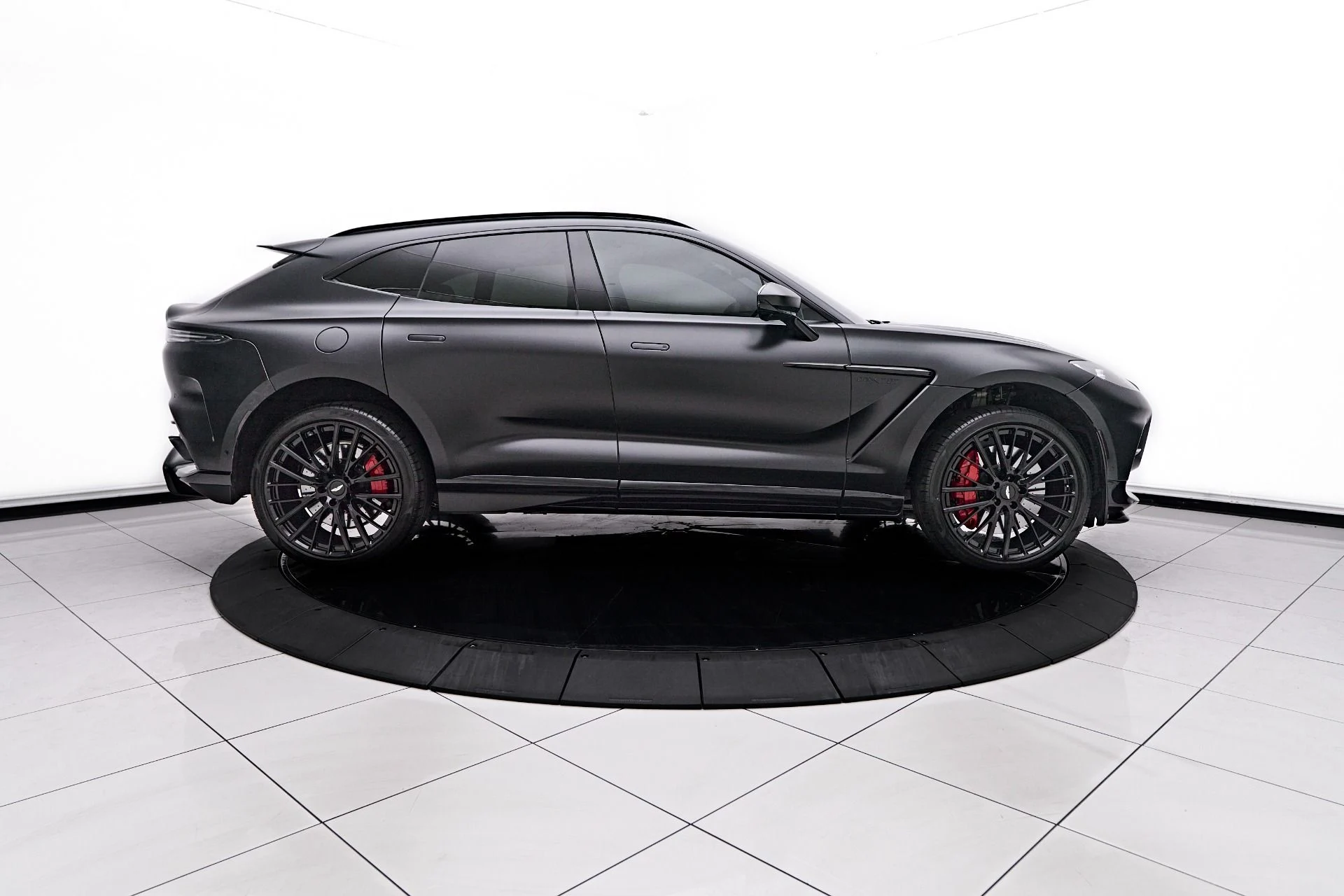 mph013_3378347527_Used_2023_Aston_Martin_DBX_707_1754786768_d942ff71a8