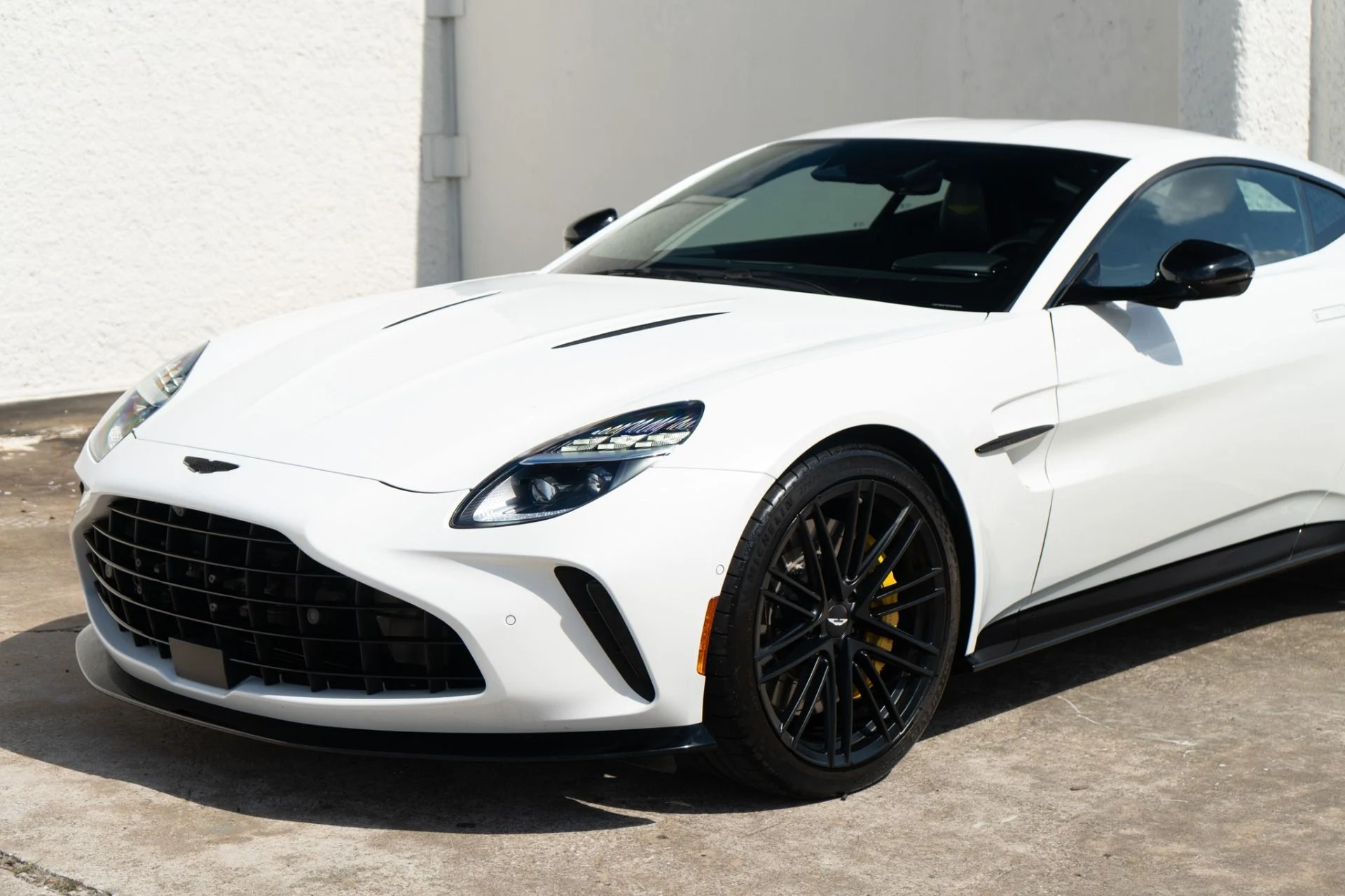 mph013_3406122234_Used_2025_Aston_Martin_Vantage_1778624403_5fa728bf32