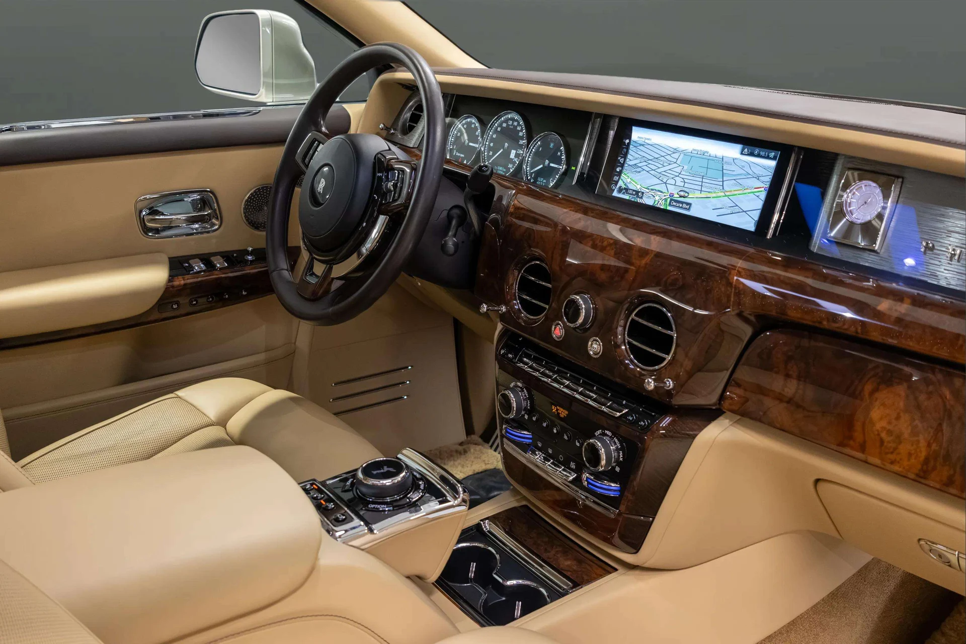 mph013_3414866177_4f0b8380_85b2_4672_aba7_5557bccbde45_201920_Rolls_Royce20_Phantom2028_SCA_687_S59_KU_10466929_13_c19b582492