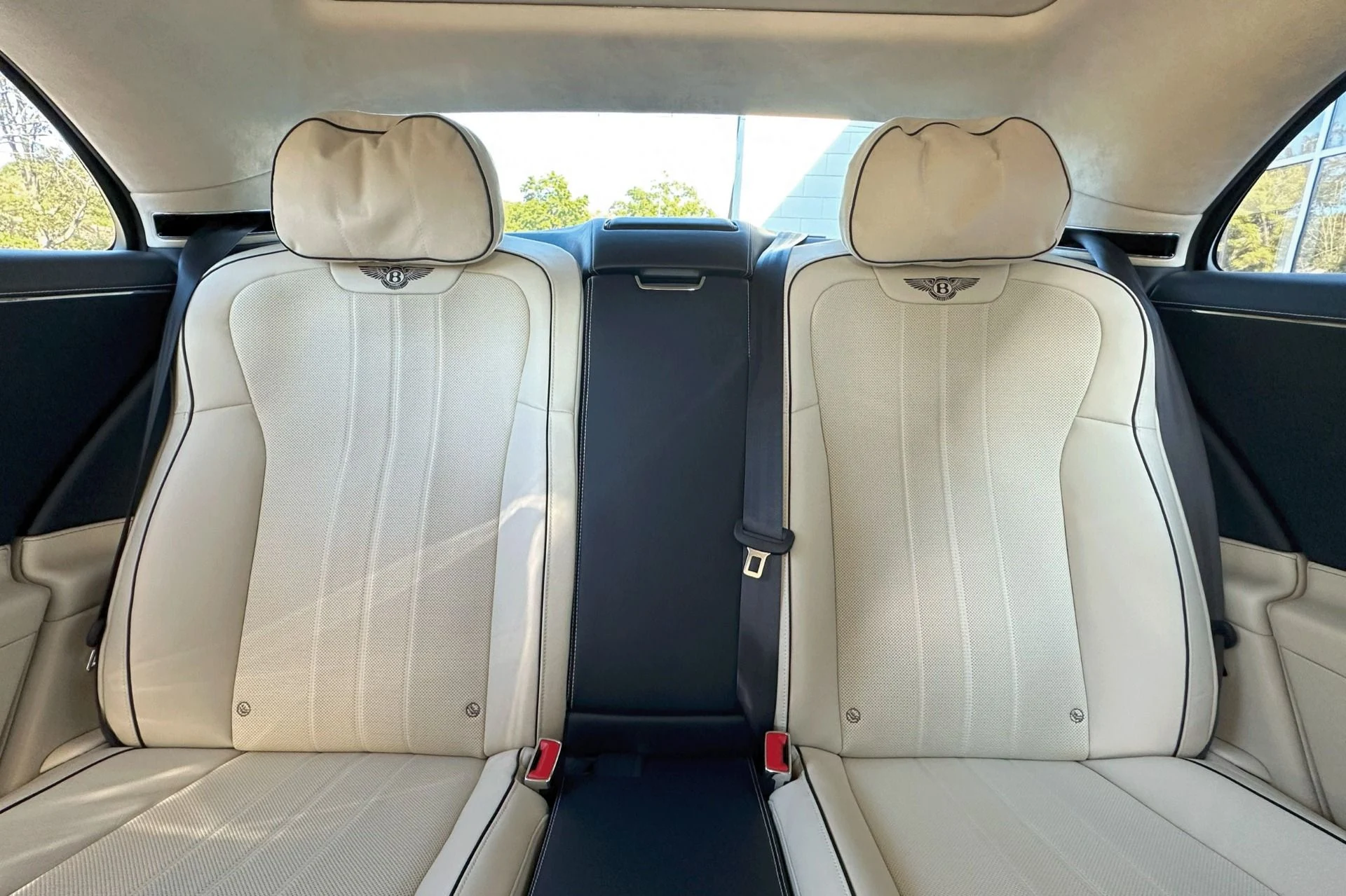 mph013_3422276566_Used_2022_Bentley_Flying_Spur_V8_1759839159_c36769e7c3