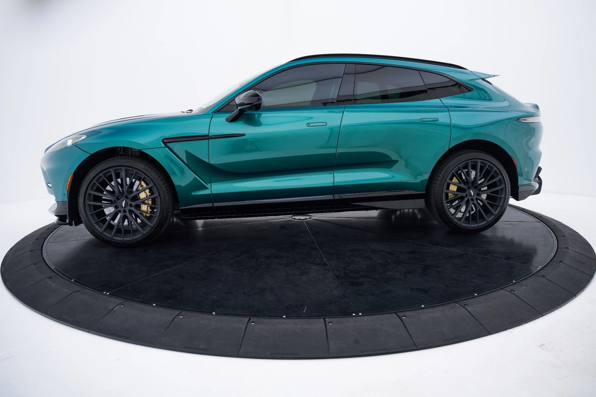 mph013_3423402759_Used_2024_Aston_Martin_DBX_707_1793218303_83dc192b66