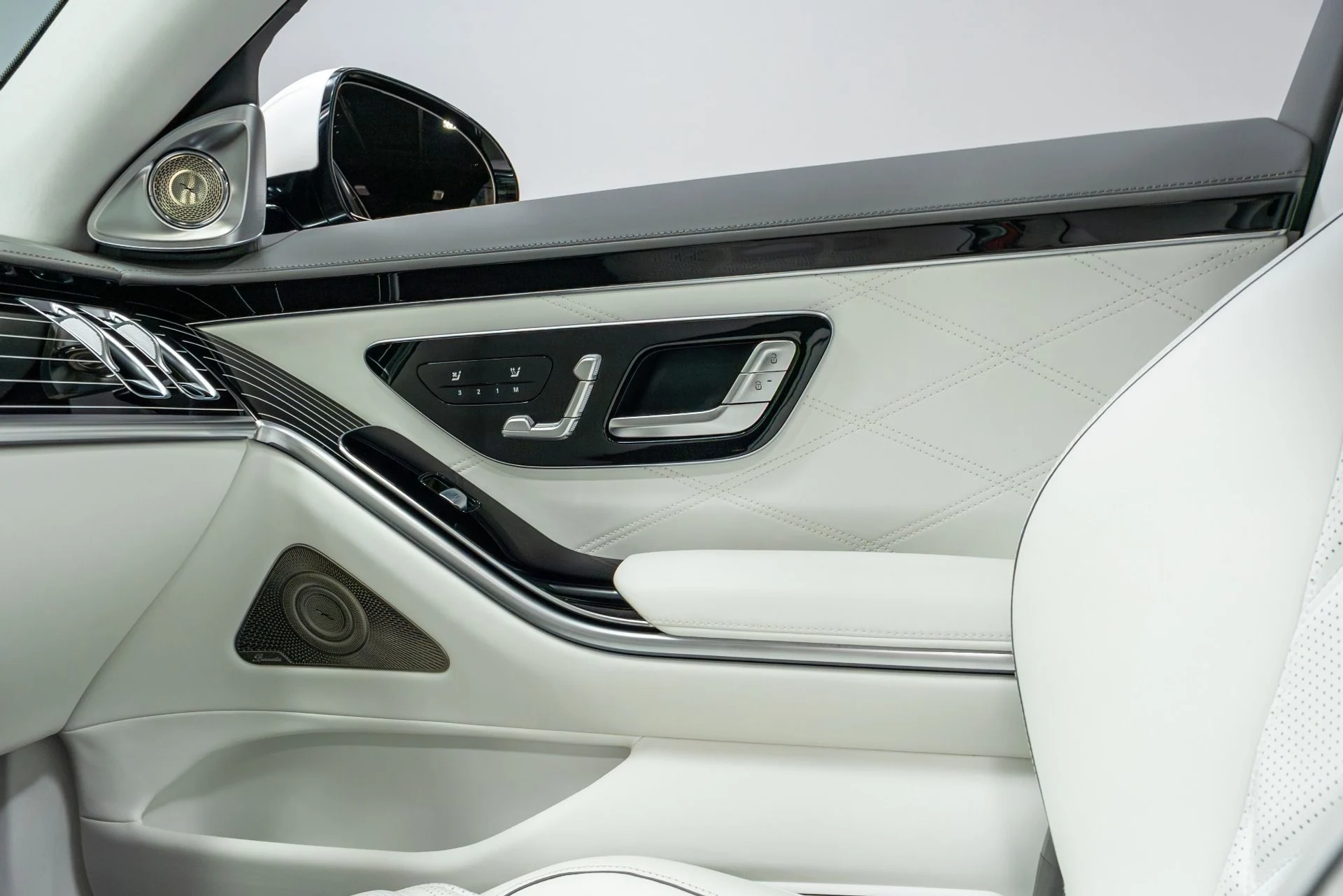 mph013_3433123884_Used_2023_Mercedes_Benz_S_Class_Maybach_S_680_4_MATIC_1776091551_44bdeb00e5