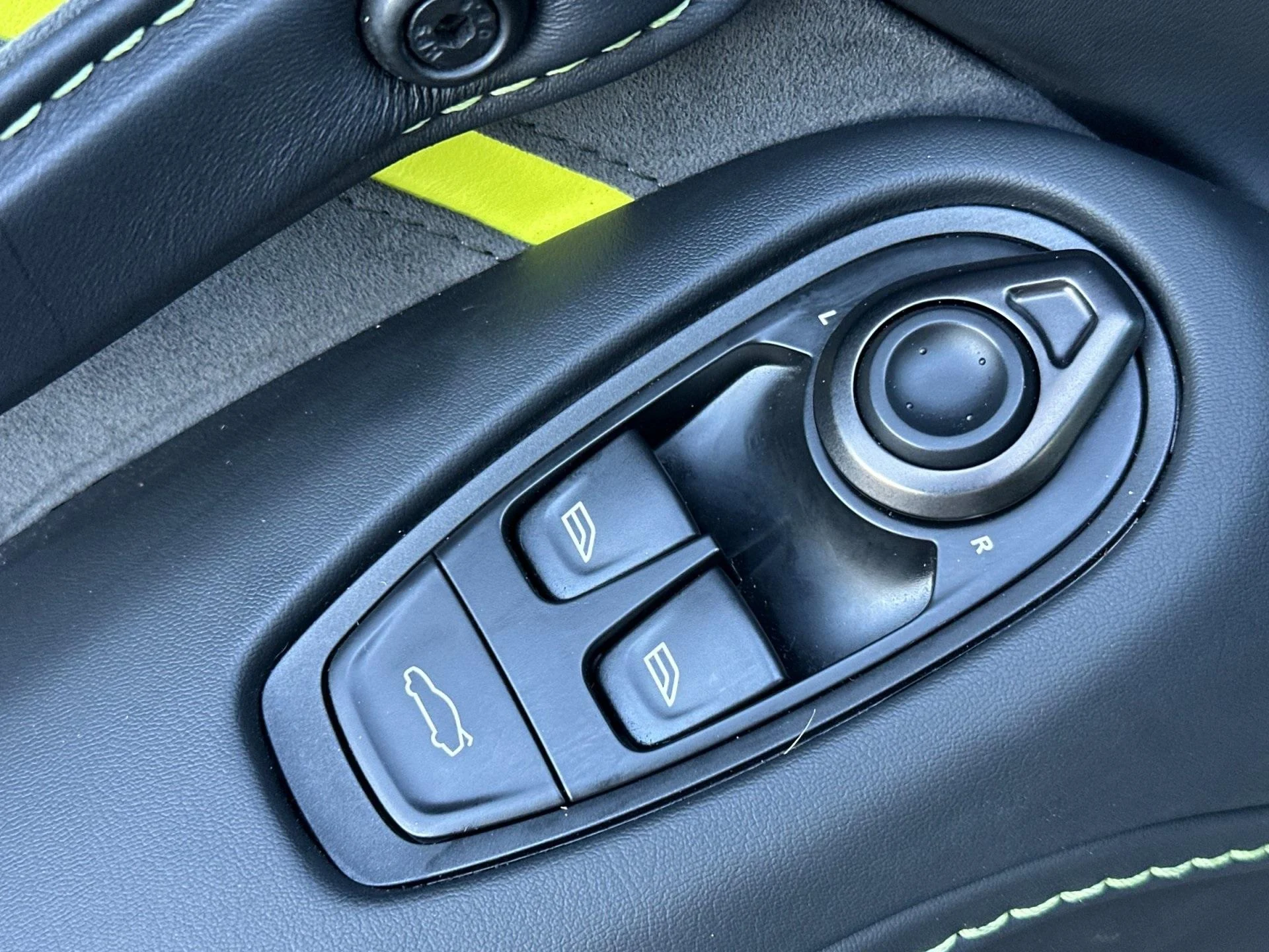 mph013_3436350751_Used_2022_Aston_Martin_Vantage_F1_Edition_1765551970_4e7cee32ed