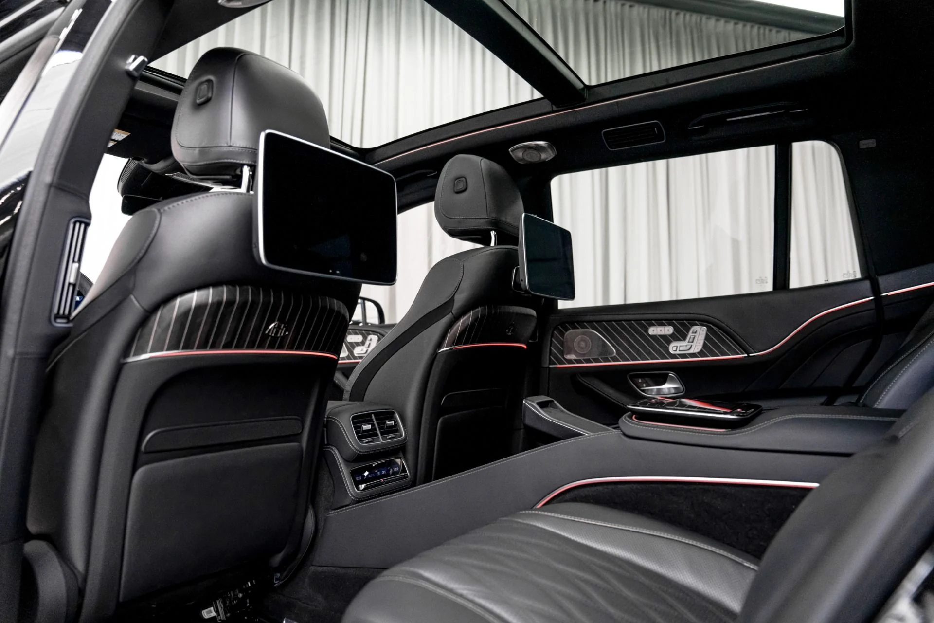 mph013_3443828060_Used_2025_Mercedes_Benz_Mercedes_Maybach_GLS_600_4_MATIC_1762198901_8dec59a2d3