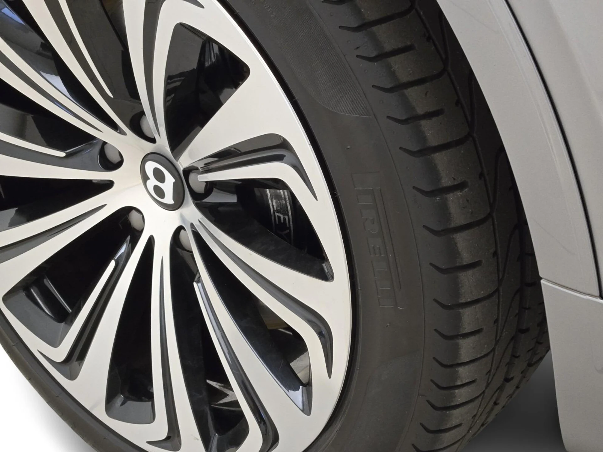 mph013_3490231554_Used_2022_Bentley_Bentayga_V8_1766558881_bada03dee5