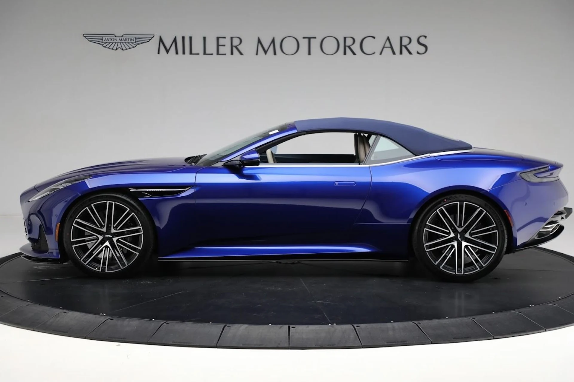 mph013_3492948900_Used_2024_Aston_Martin_DB_12_Volante_69ab14993d