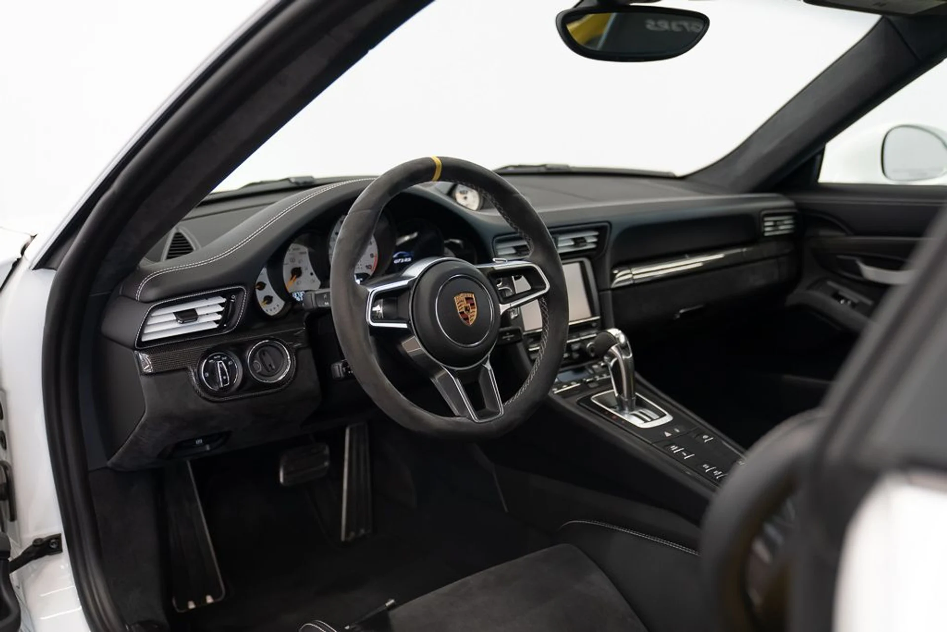mph013_3506165433_porsche_911_2016_jpg_v_1777670076_15ca7b9250