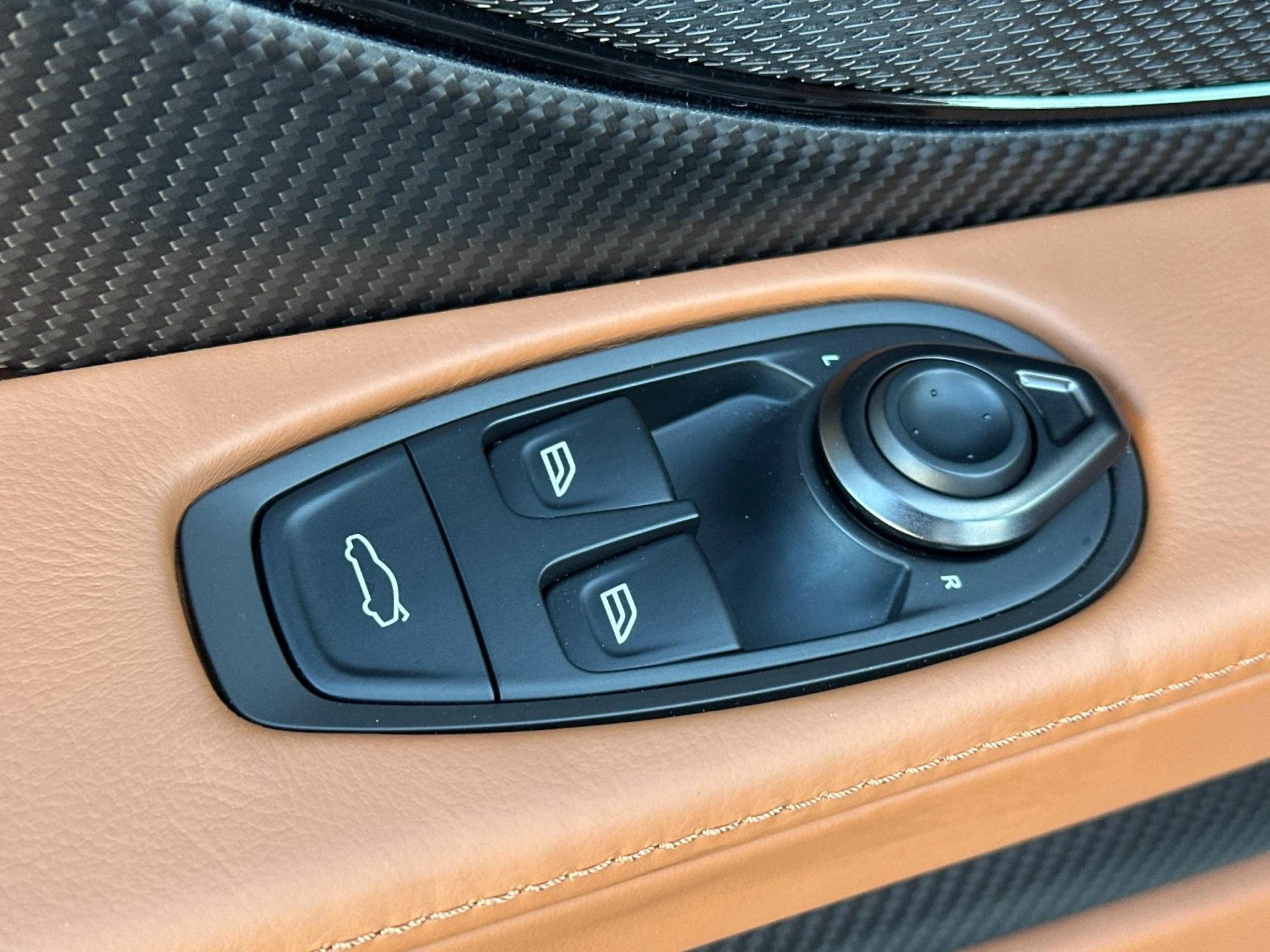 mph013_3509806773_New_2026_Aston_Martin_DB_12_Volante_1764169851_914fcd6277