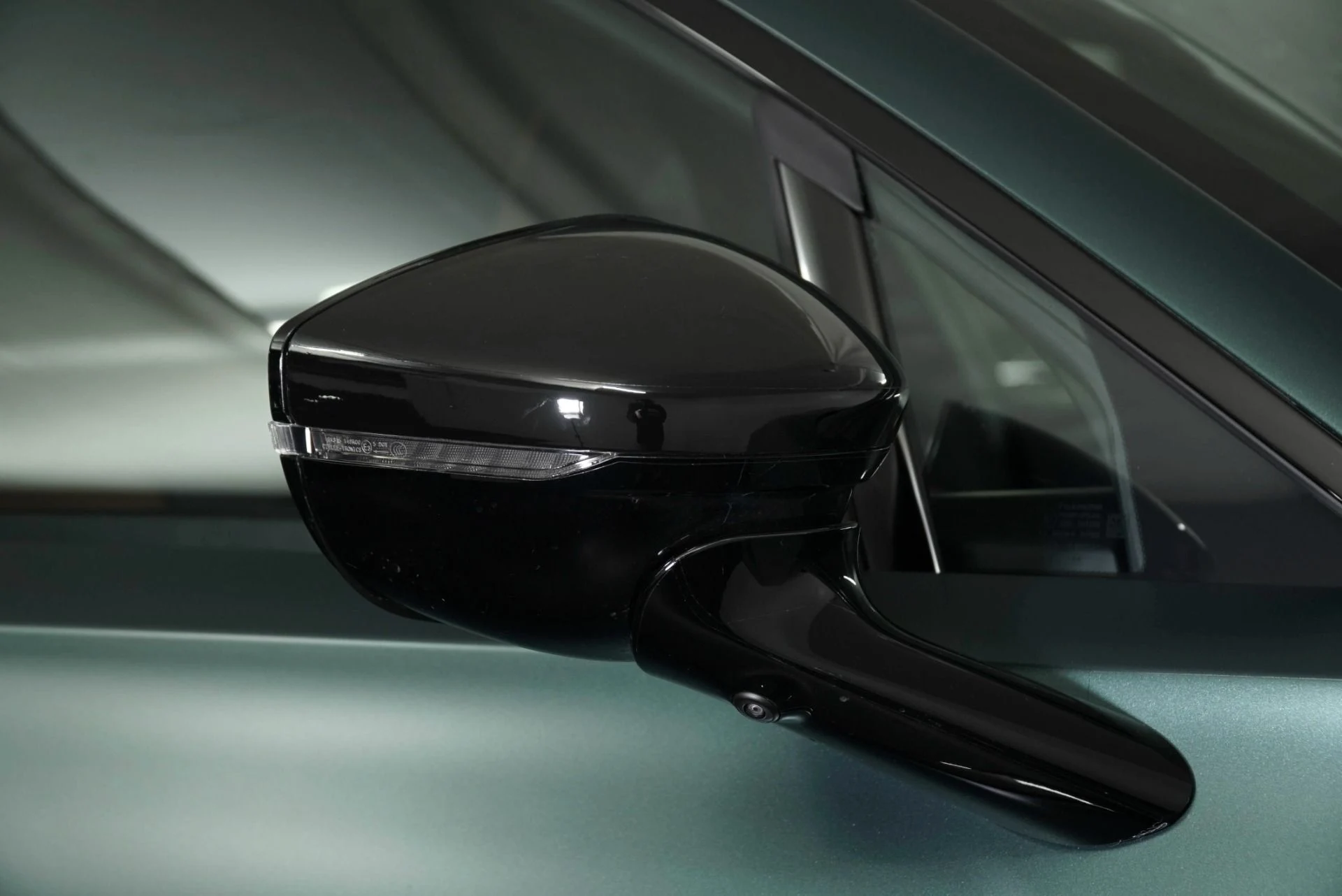 mph013_3513277143_Used_2025_Aston_Martin_DBX_707_1768858107_f681a62f24