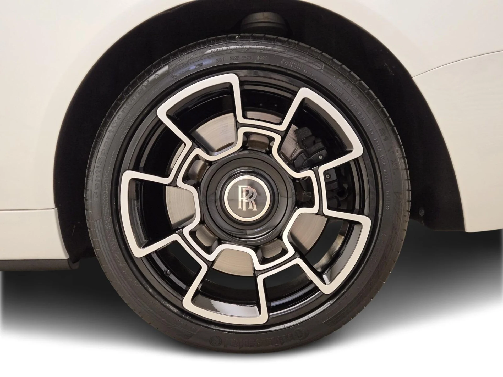 mph013_3522000900_Used_2018_Rolls_Royce_Dawn_1753166195_c74f83f353