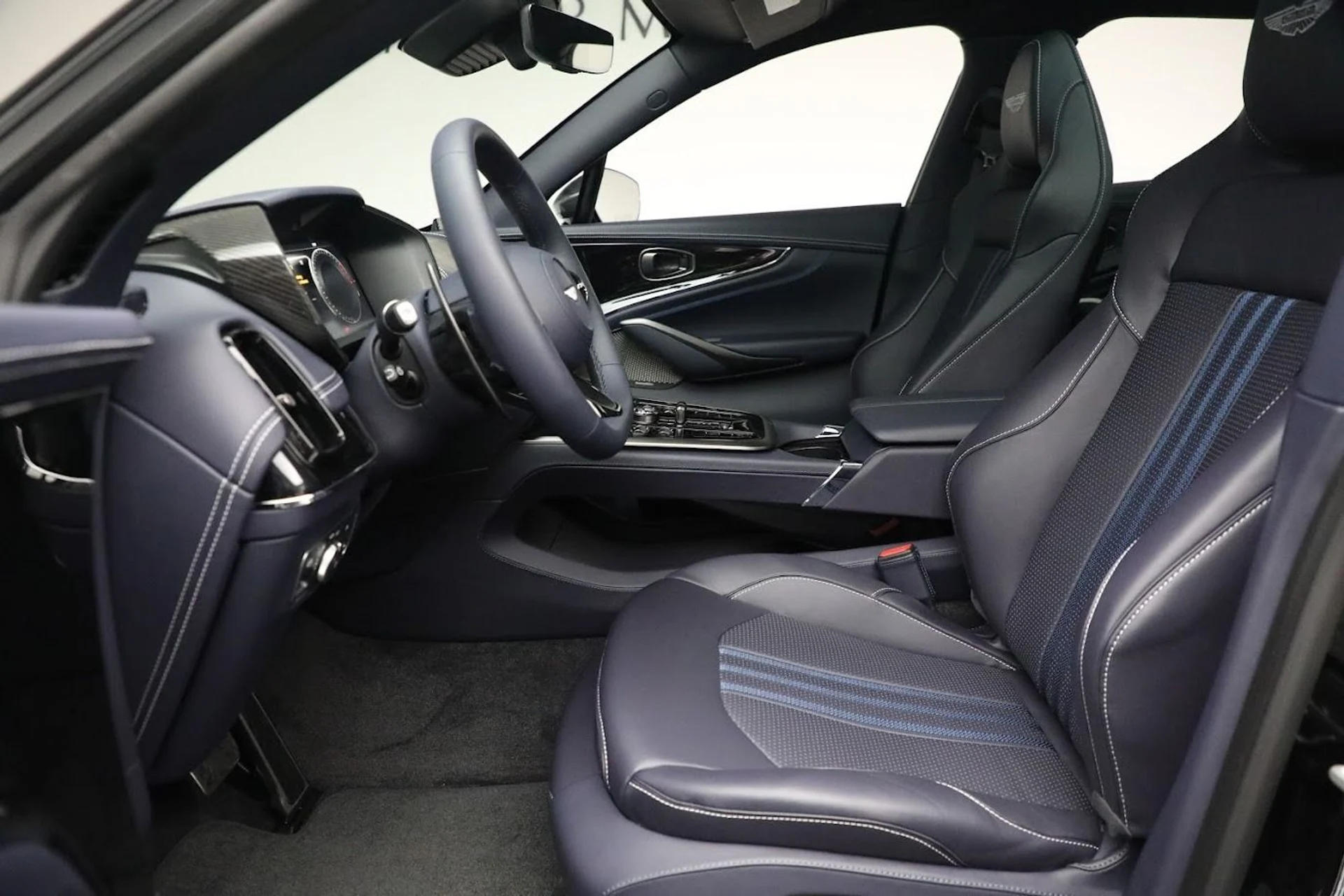 mph013_3523194353_New_2025_Aston_Martin_DBX_707_65c2b1d741