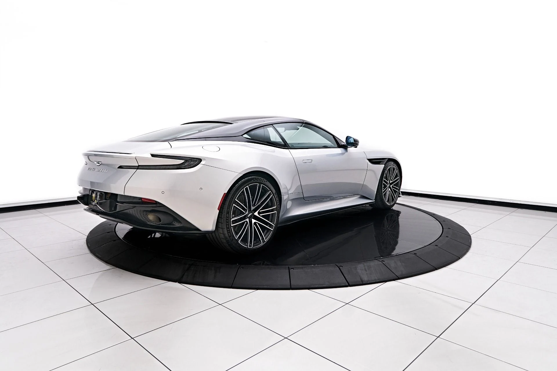 mph013_3529221727_Used_2024_Aston_Martin_DB_12_1755890585_2e5c75b198