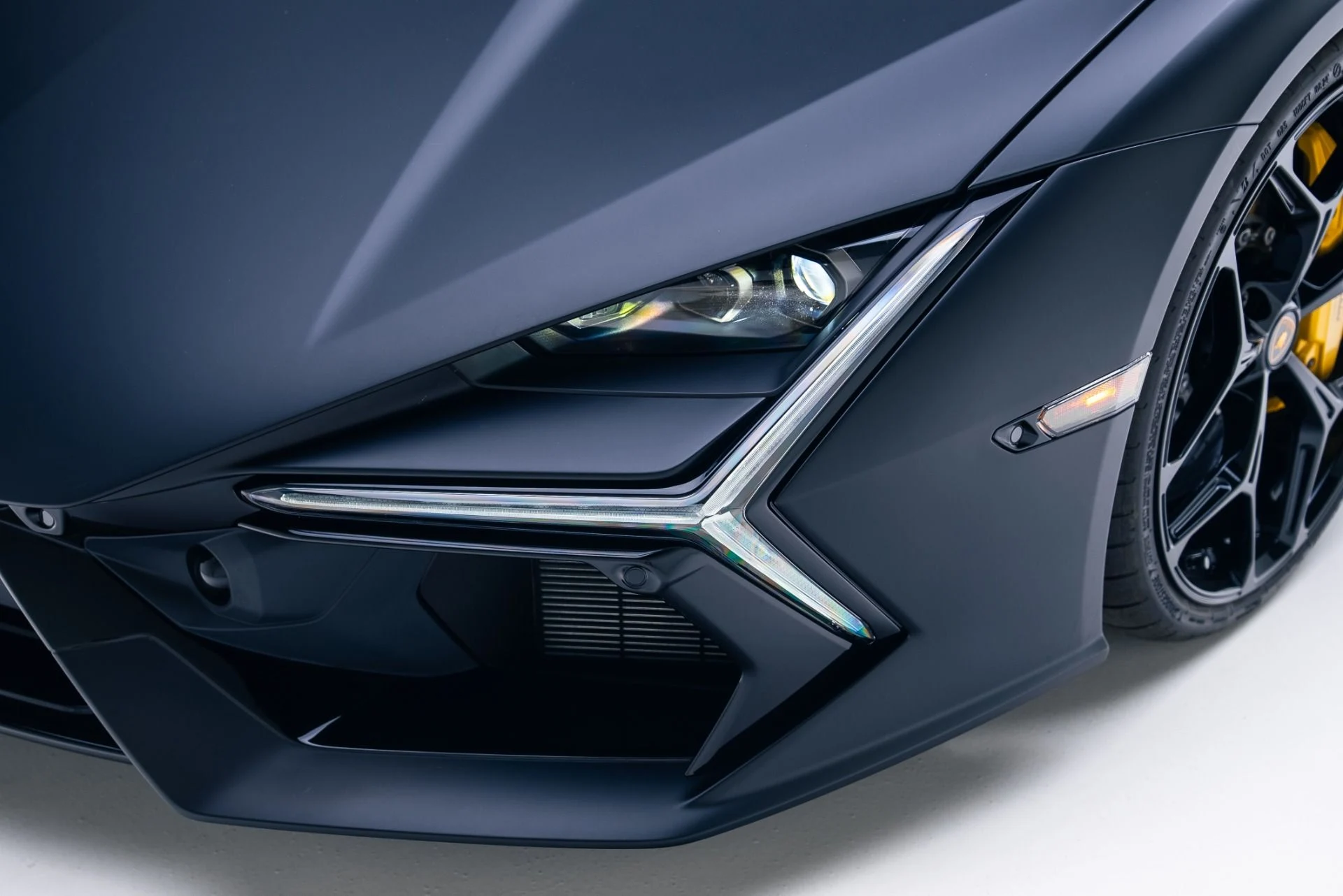 mph013_3533472455_Used_2024_Lamborghini_Revuelto_1764709282_e2d4f70a88