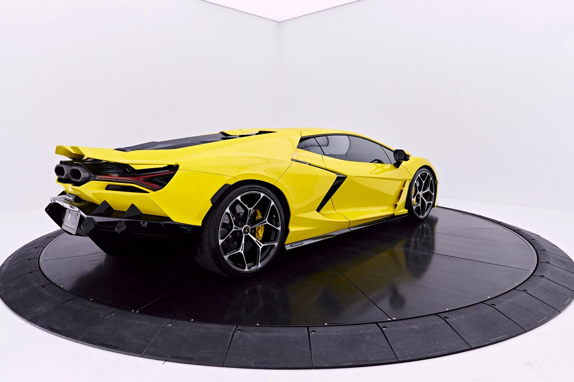 mph013_3556492342_Used_2026_Lamborghini_Revuelto_Base_1782198238_1b8d858118