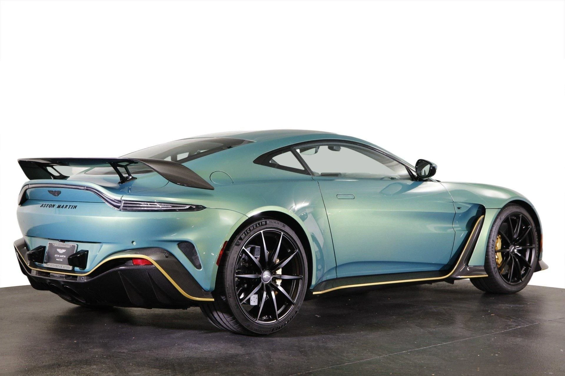 mph013_3580197145_Used_2023_Aston_Martin_Vantage_1703768586_1f2cfb7dfe