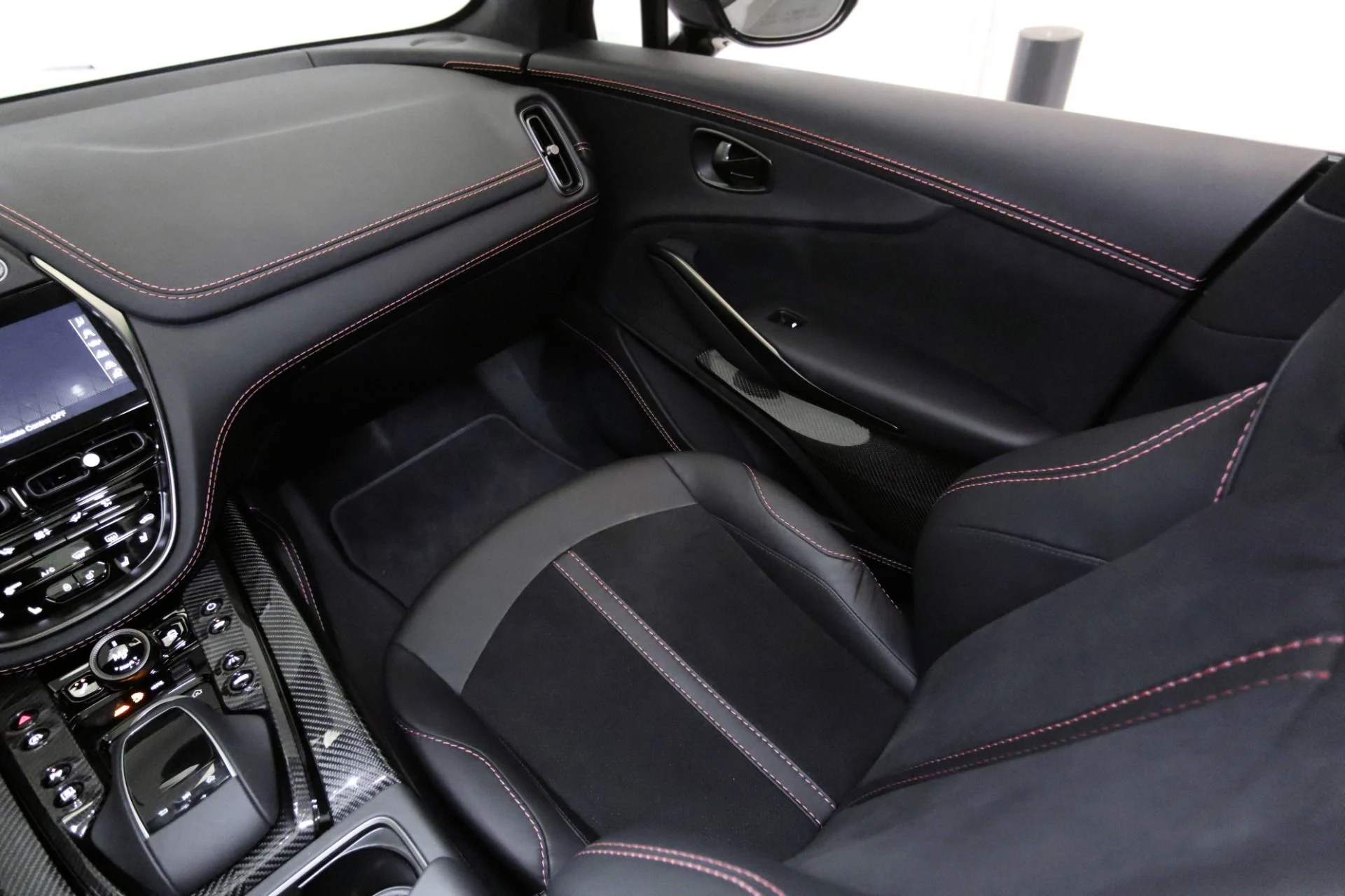 mph013_3588986151_Used_2023_Aston_Martin_DBX_707_1744811574_afcad8282d