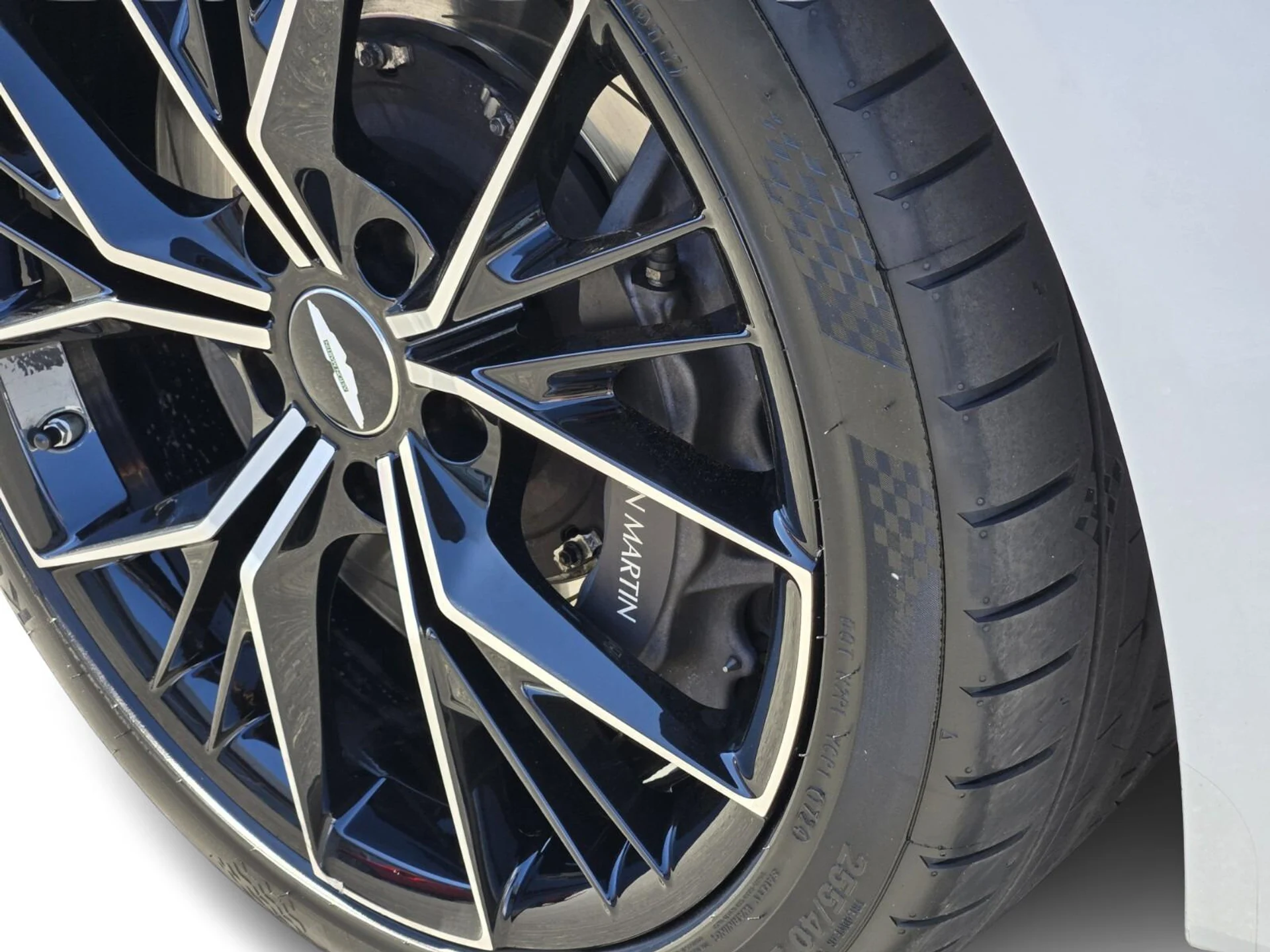 mph013_3606051151_Used_2022_Aston_Martin_Vantage_1757574532_ece8f1e10a