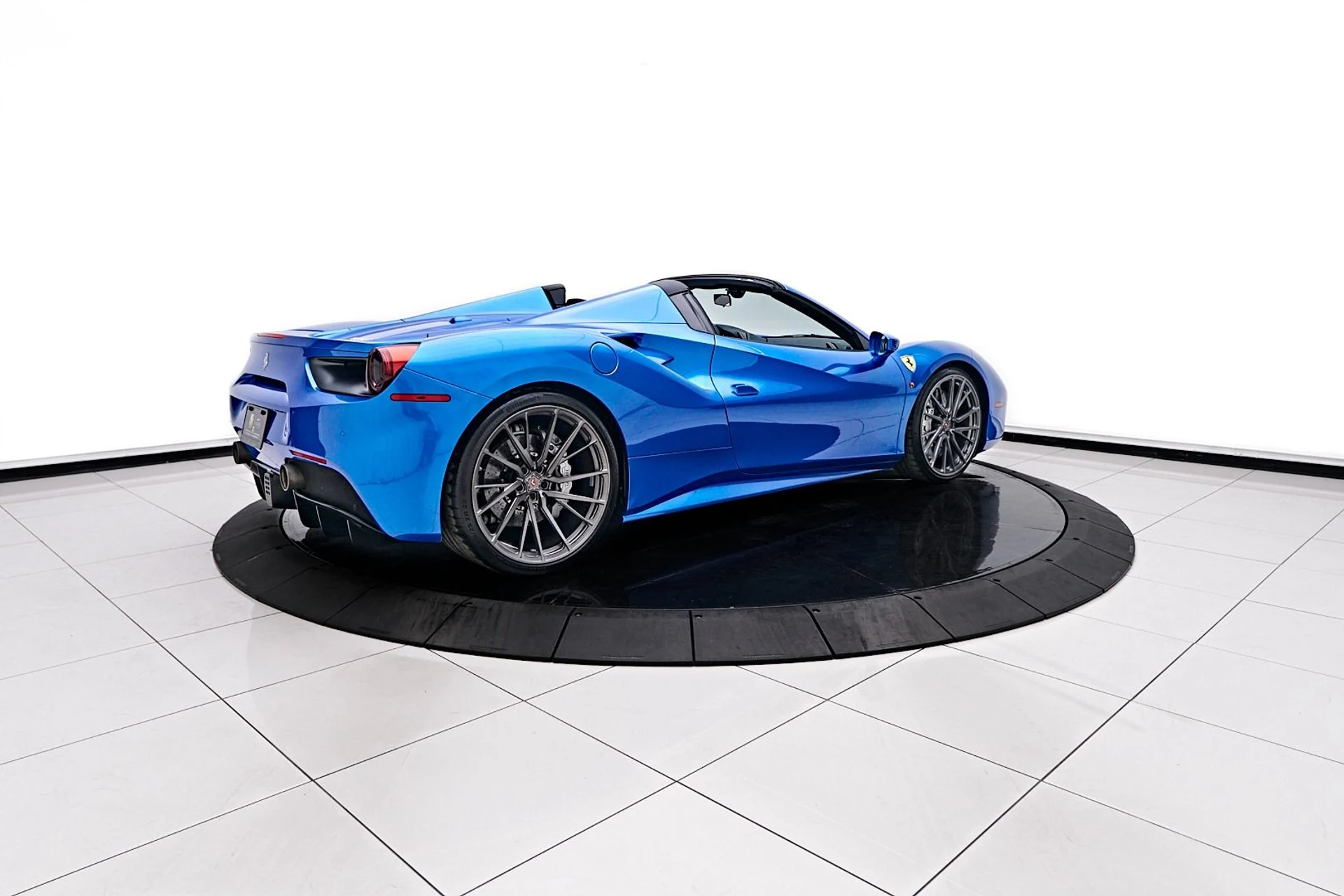 mph013_3606322416_Used_2016_Ferrari_488_Spider_Base_1736016908_6b41448530