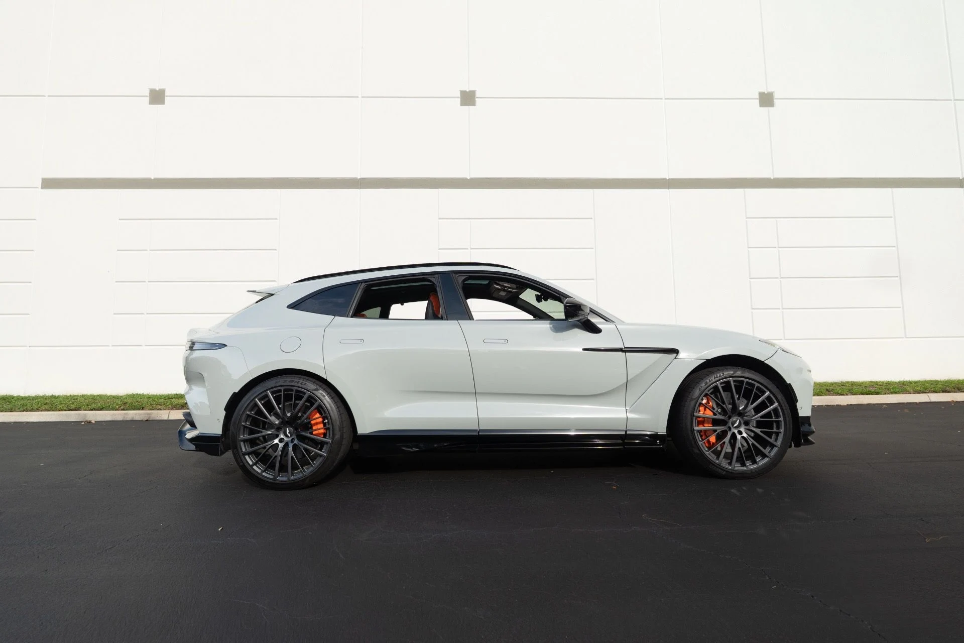 mph013_3609995648_Used_2023_Aston_Martin_DBX_707_1756441558_4ded0a92b7