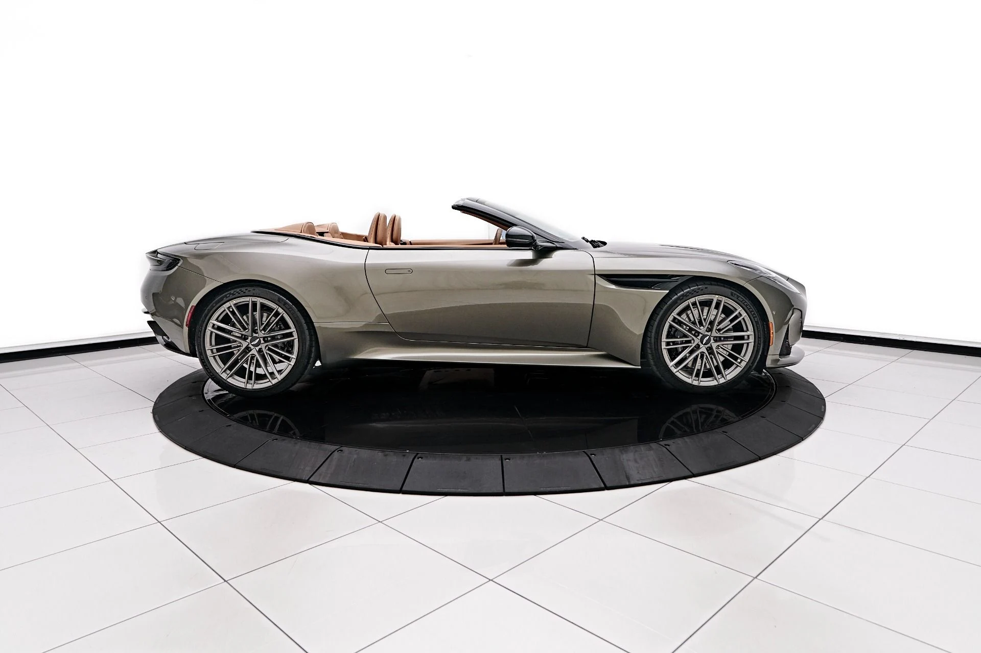 mph013_3613607979_Used_2024_Aston_Martin_DB_12_Volante_1731606794_f9043e965a