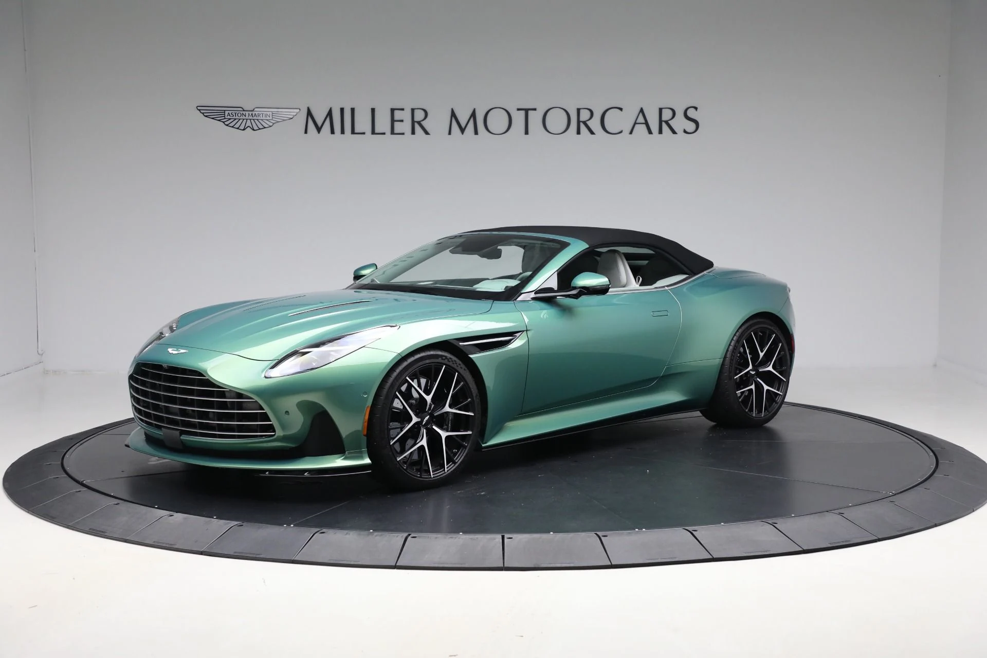 mph013_3617339242_New_2025_Aston_Martin_DB_12_Volante_27f32f24ec