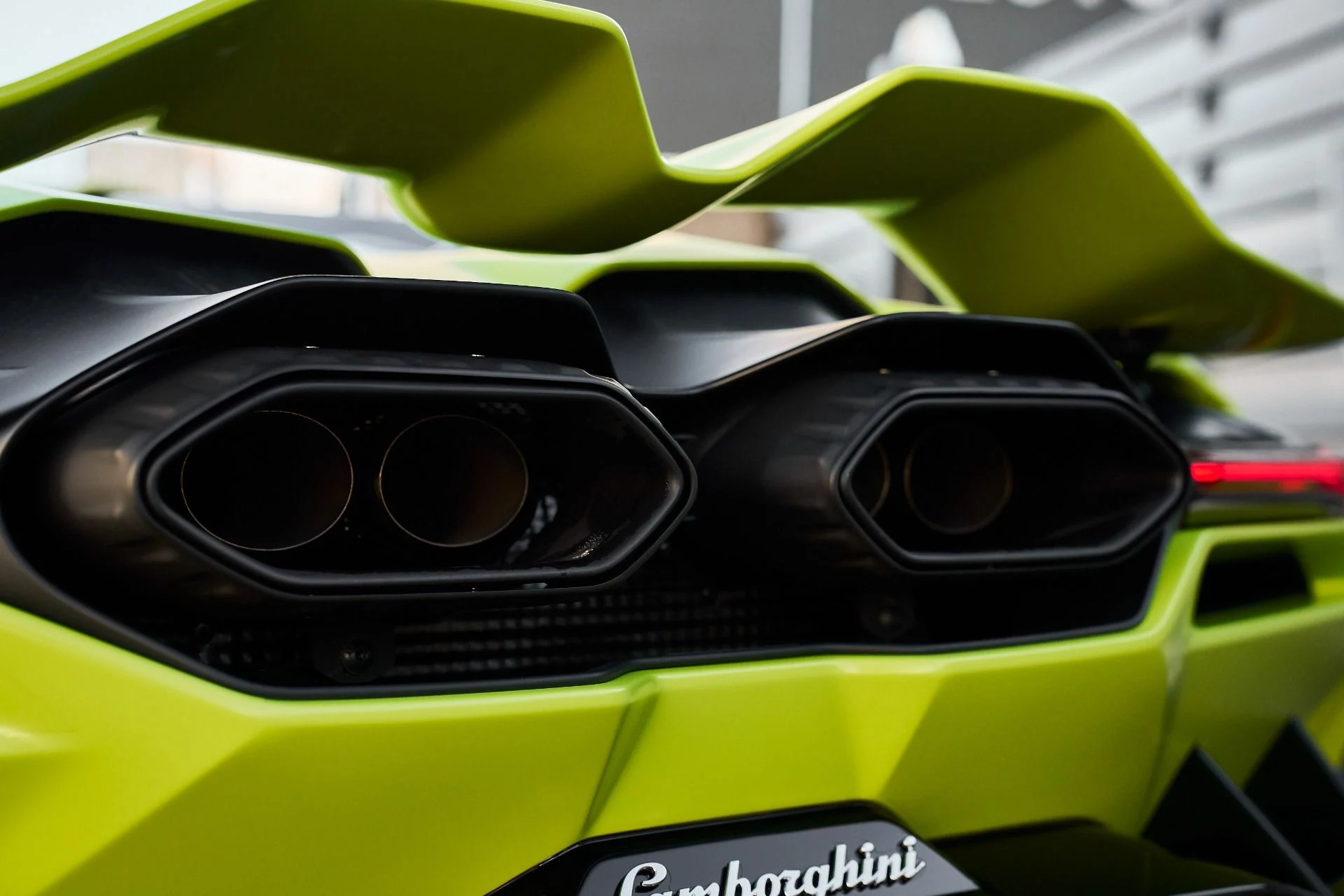 mph013_3621443727_Used_2024_Lamborghini_Revuelto_1763604700_617ed9e1fc