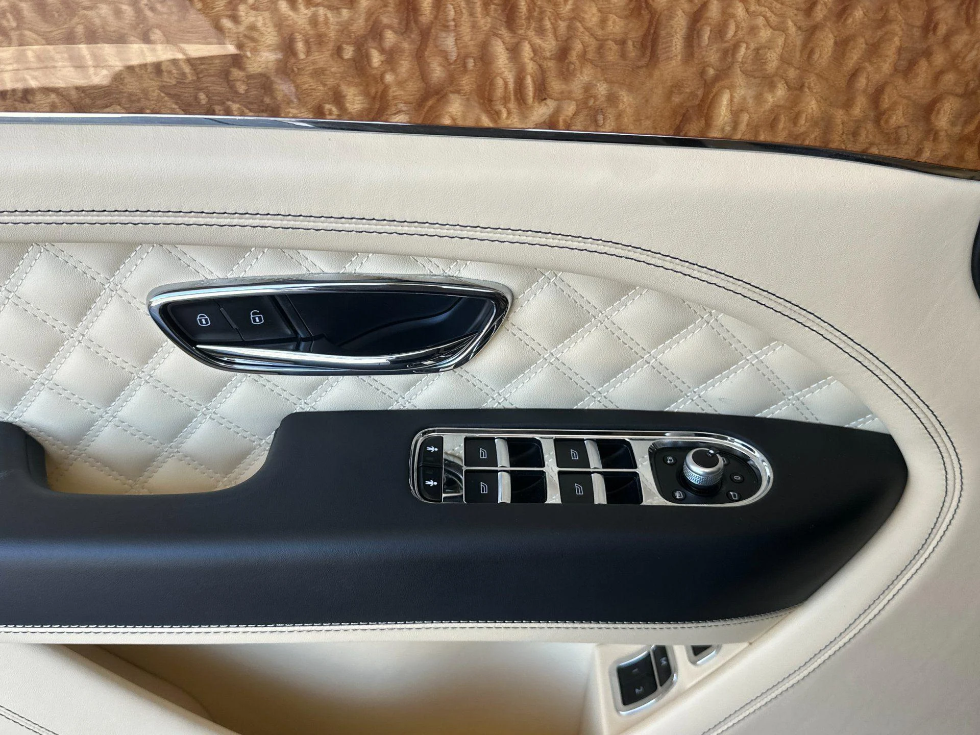 mph013_363878269_Used_2023_Bentley_Bentayga_Azure_1782290860_4d5d15ba99