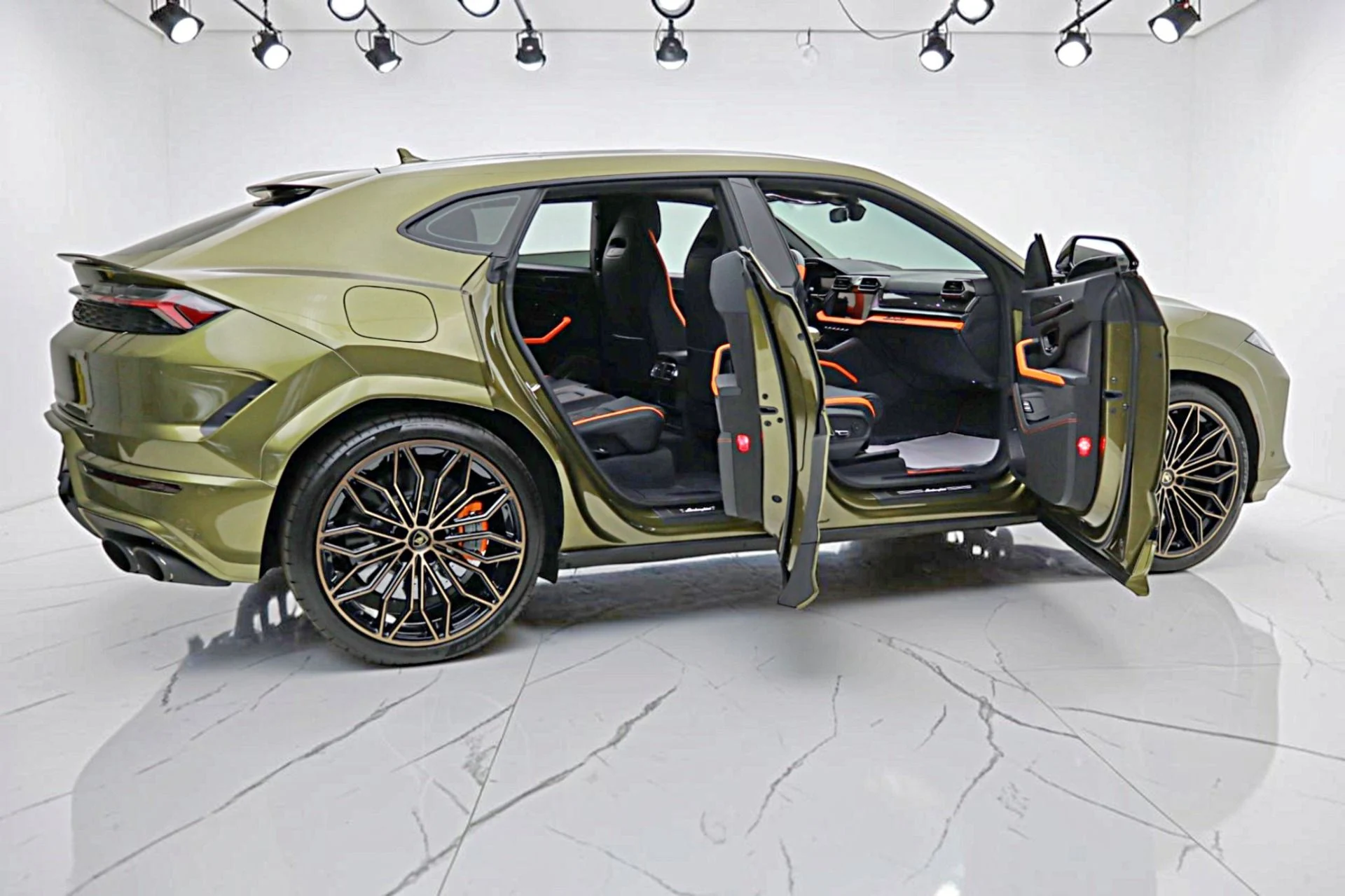 mph013_3640190182_Used_2026_Lamborghini_Urus_SE_12826075f5