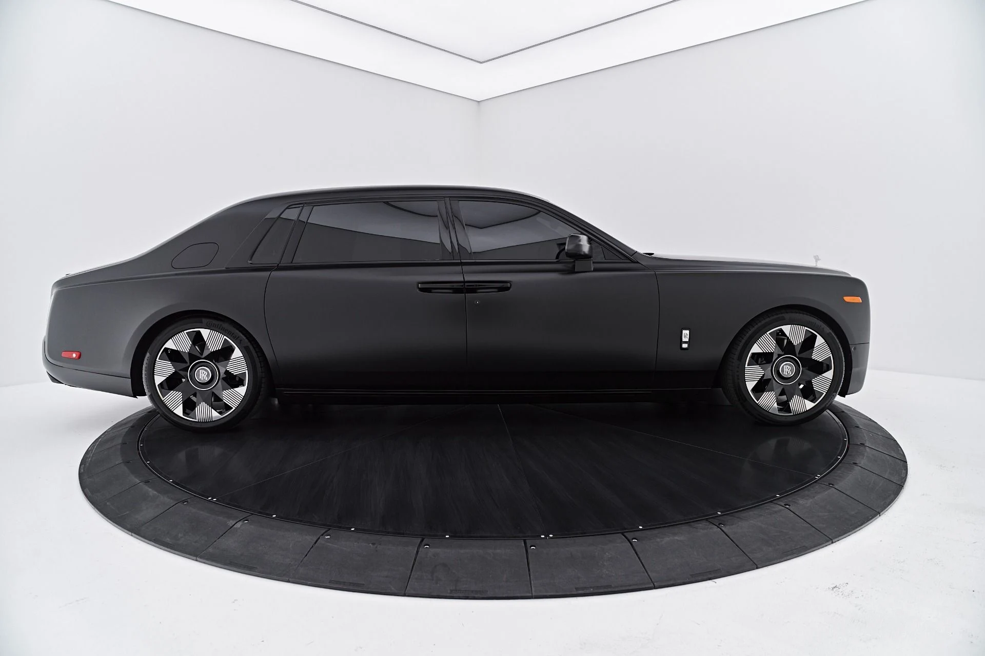 mph013_3650041226_Used_2024_Rolls_Royce_Phantom_Base_1787881761_3377239c23
