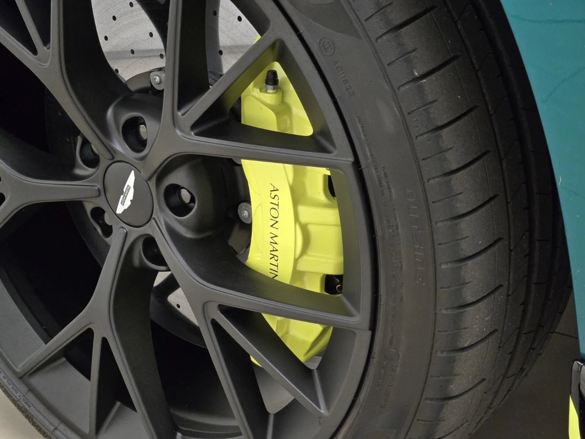 mph013_366076157_New_2025_Aston_Martin_DBX_707_1753422045_f4eeddaa86