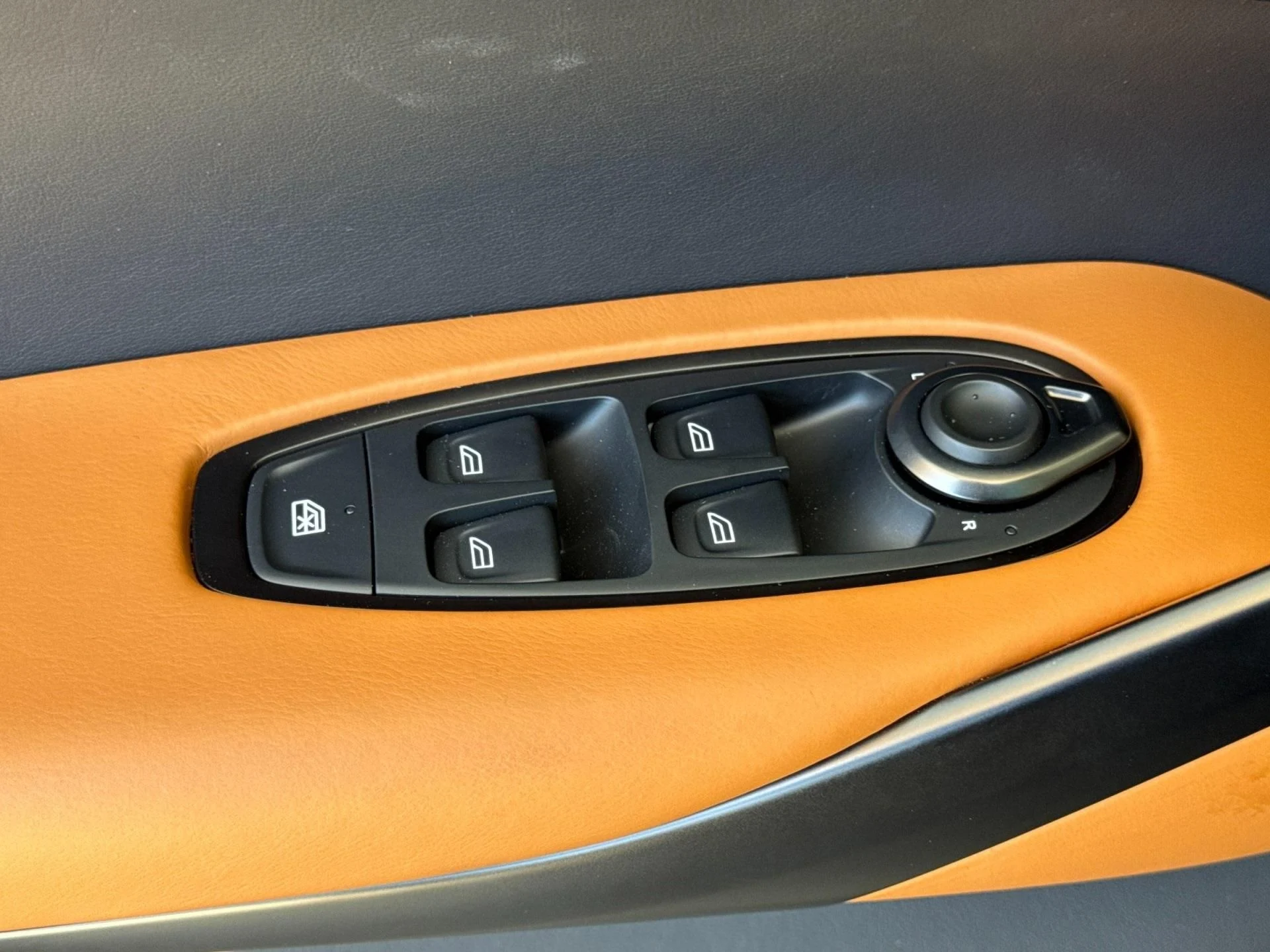 mph013_3668140378_New_2025_Aston_Martin_DBX_707_1754468412_a4b3fe1bd9