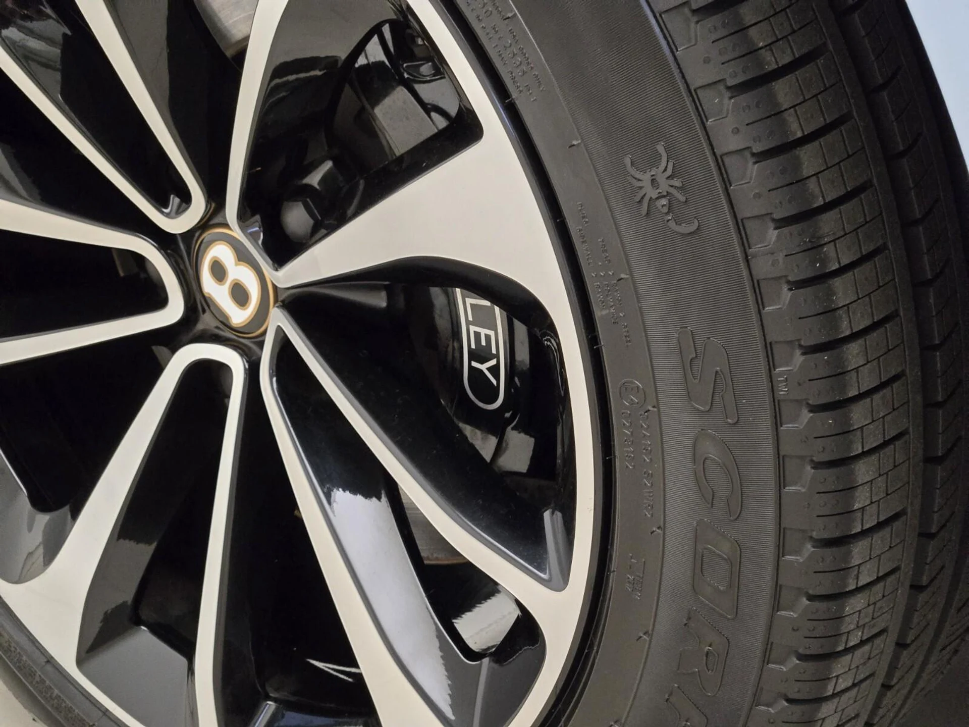 mph013_3678794851_Used_2020_Bentley_Bentayga_V8_1754377264_de9ffc50e6