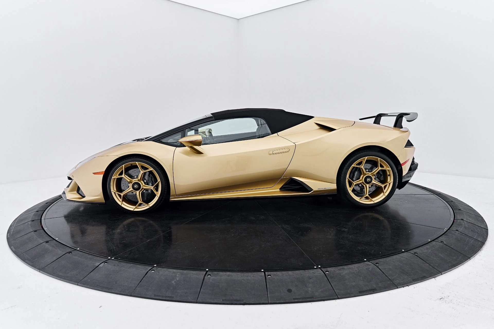 mph013_3691260595_Used_2022_Lamborghini_Huracan_EVO_Base_1791315848_528229db90