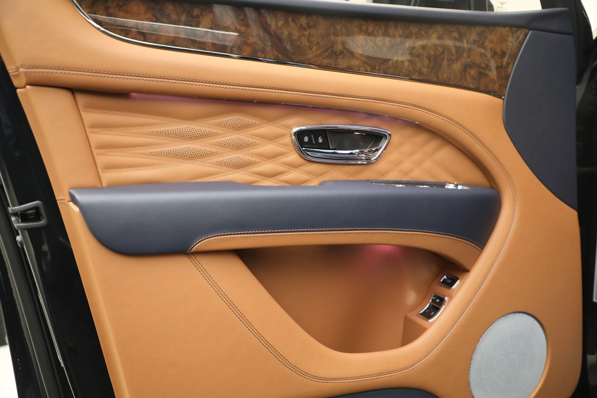 mph013_3709275190_New_2025_Bentley_Bentayga_Azure_V8_1762363264_87e143ad55