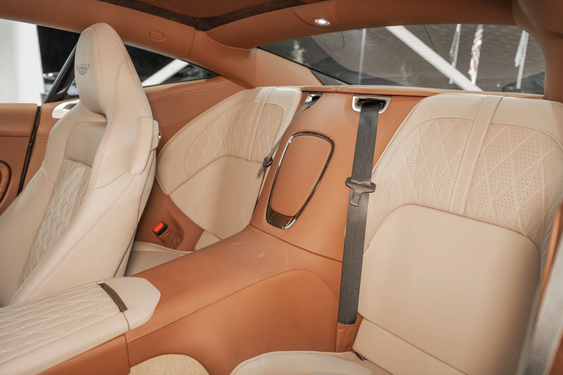 mph013_3735378516_Used_2025_Aston_Martin_DB_12_V8_1762356826_e80fba8d91