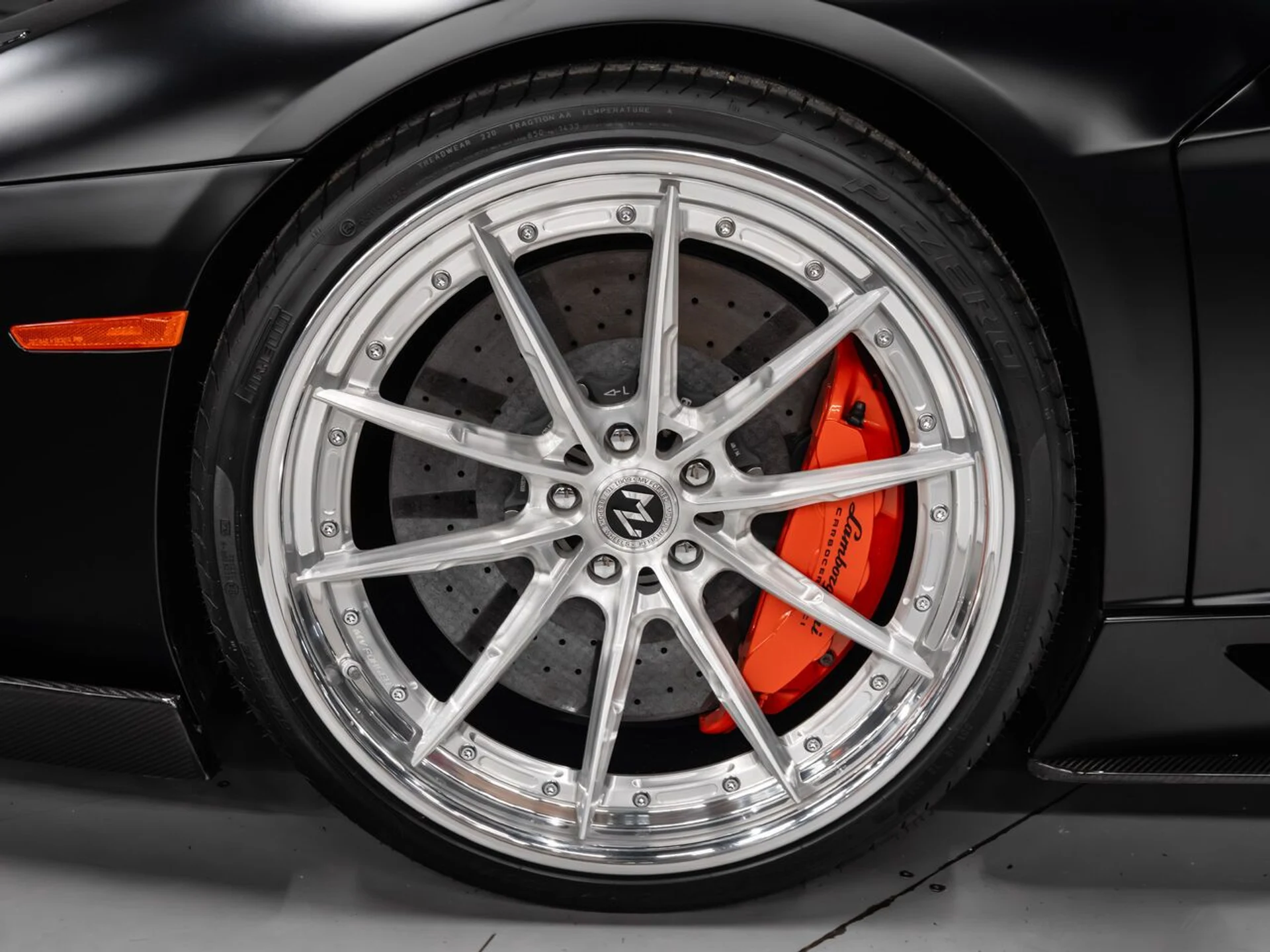 mph013_3742802476_lamborghini_aventador_2015_7da73e9cb3