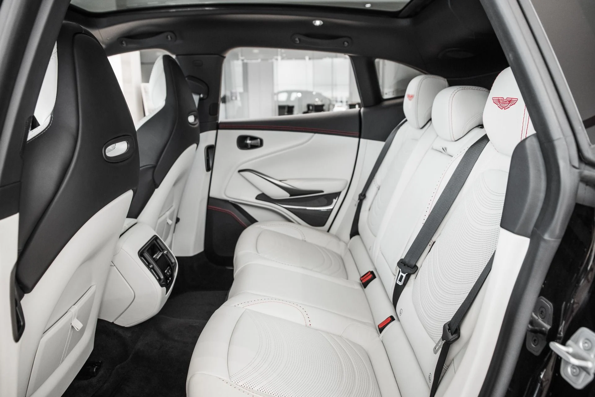 mph013_3773018919_Used_2022_Aston_Martin_DBX_550_1675796960_984b03b79f