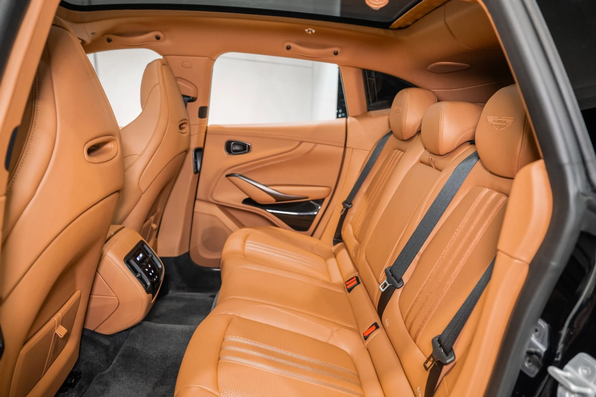 mph013_3781058419_New_2026_Aston_Martin_DBX_707_1765214112_8919bc26f0