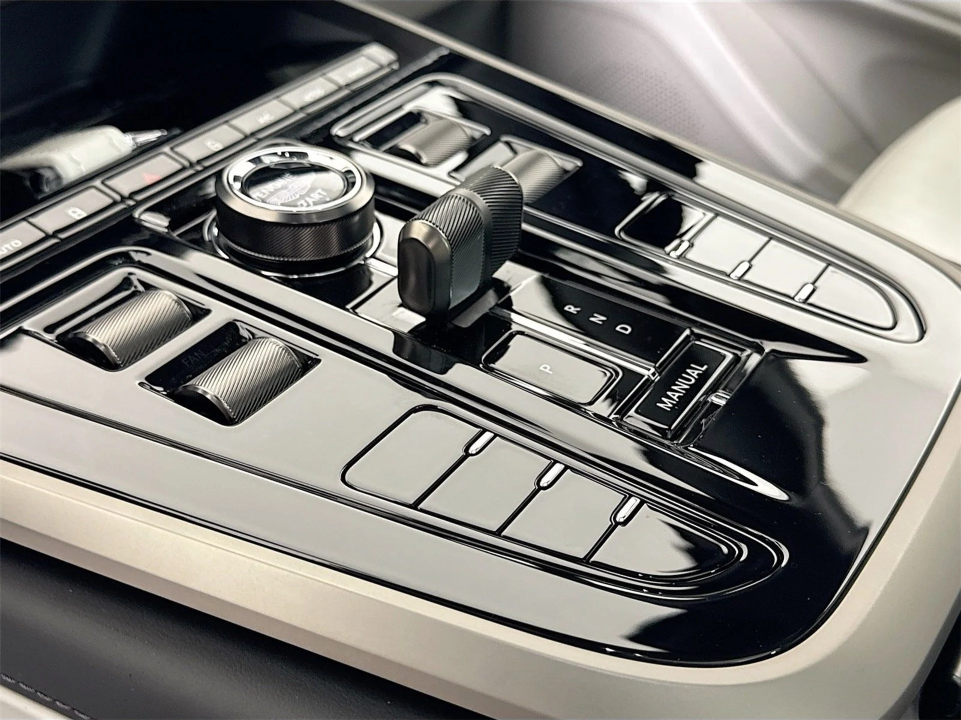 mph013_381924812_7c69d36571f967830af73e81f425a140x_05e389533a