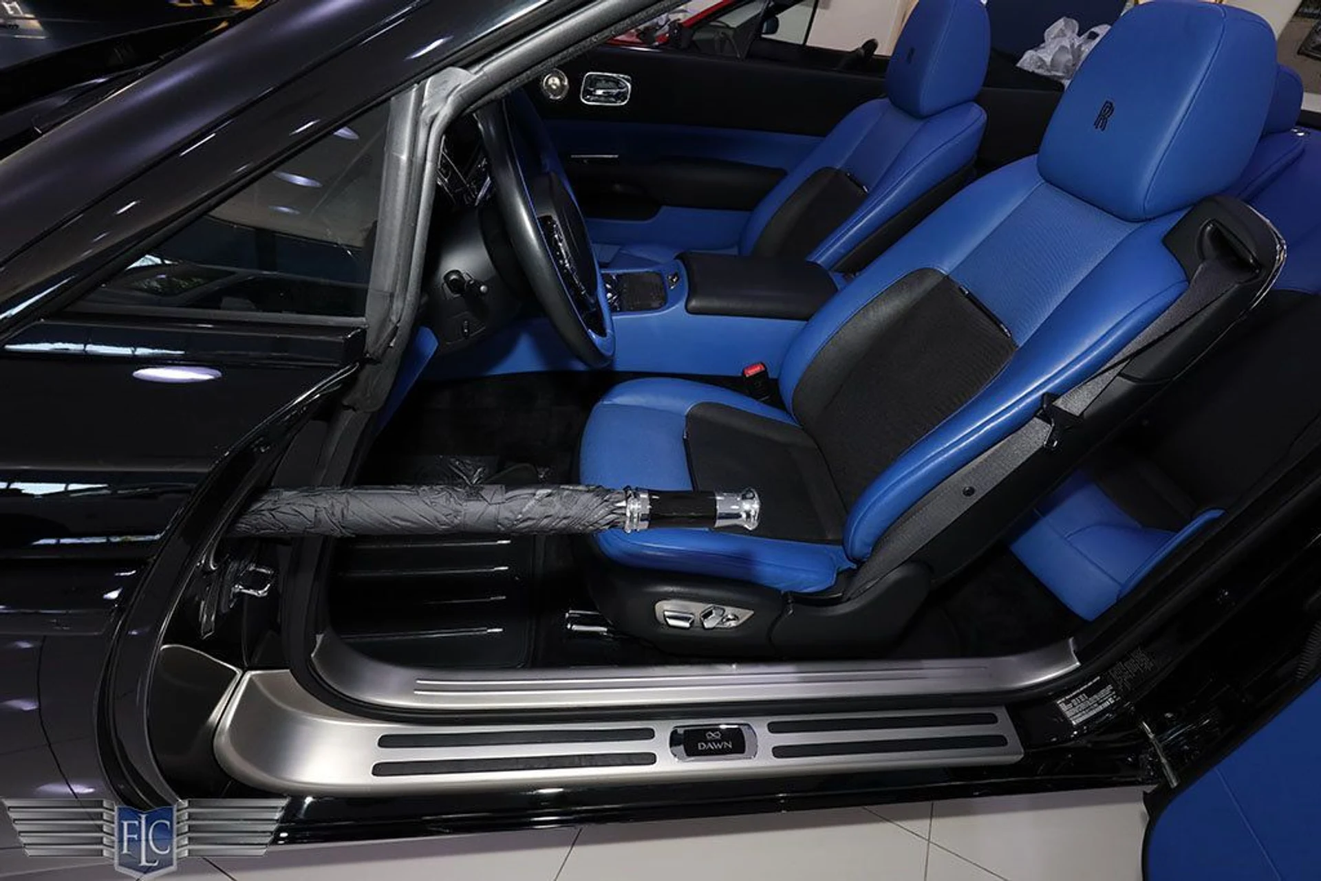 mph013_3823405039_used_2018_rolls_royce_dawn_blackbadgeconvertible_6305_22965393_14_1024_ef82d07402