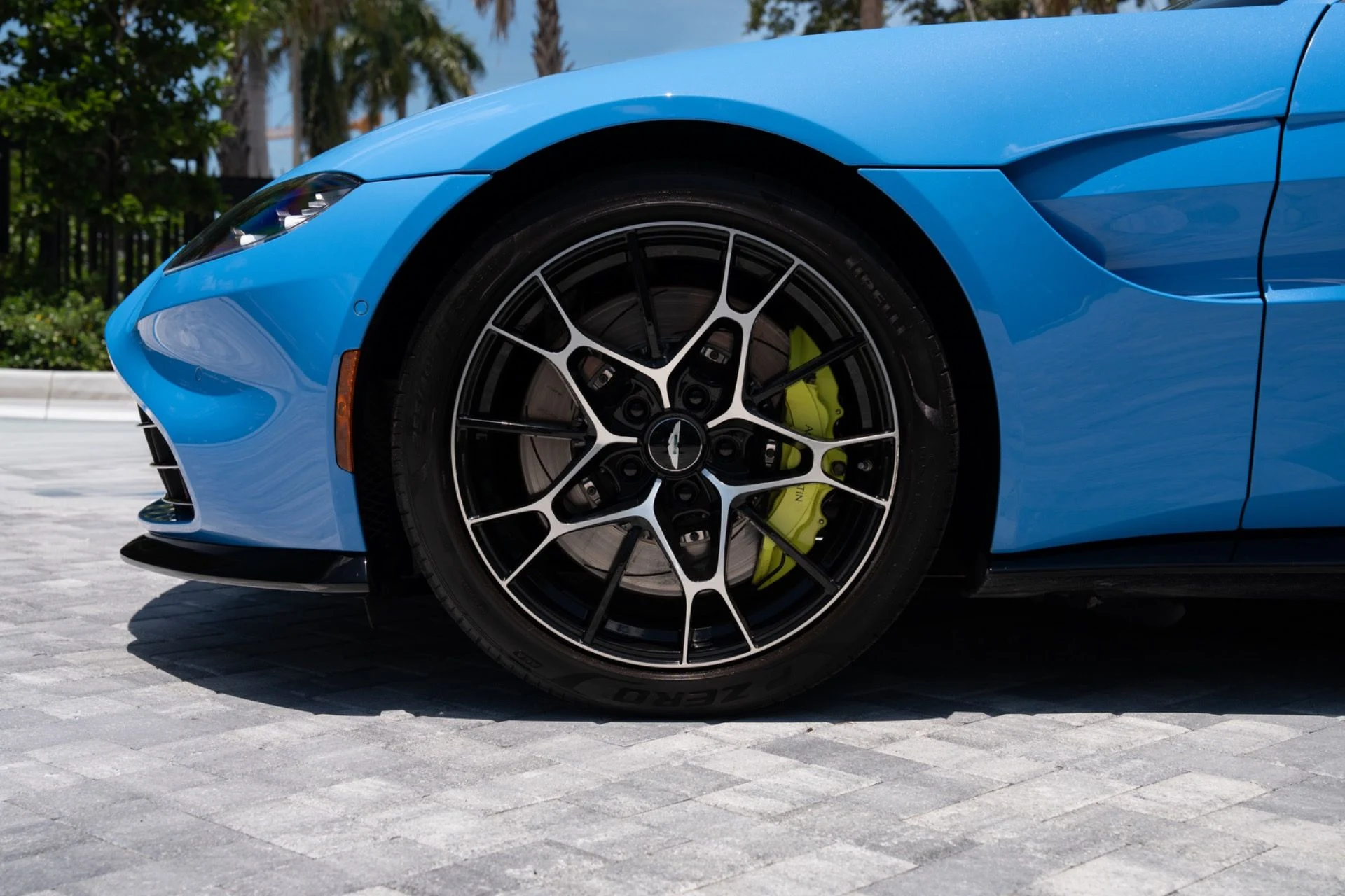 mph013_3858268543_Used_2021_Aston_Martin_Vantage_1781043633_07b42dbe59