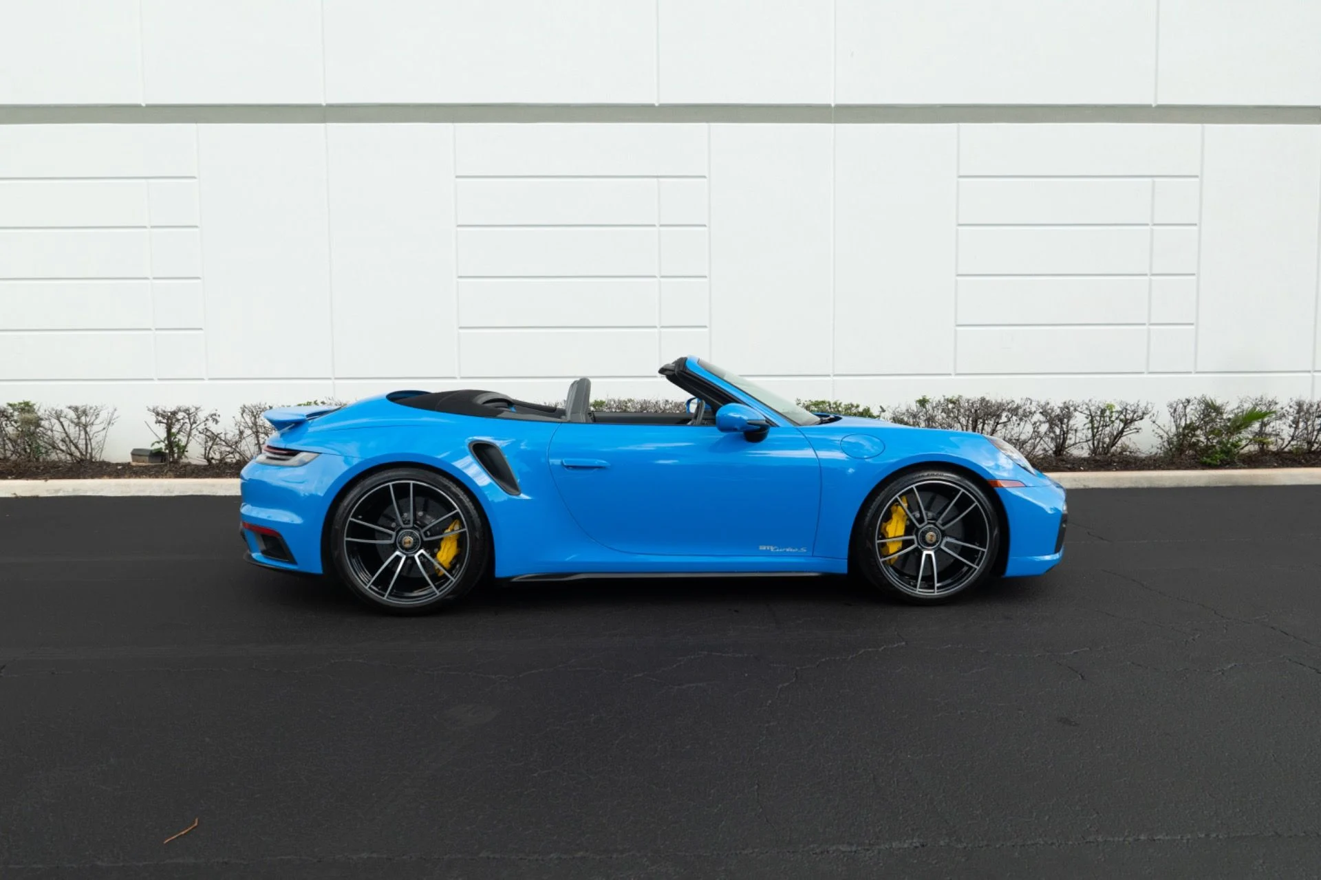 mph013_3863688609_Used_2023_Porsche_911_Turbo_S_1759285627_a0eead426e